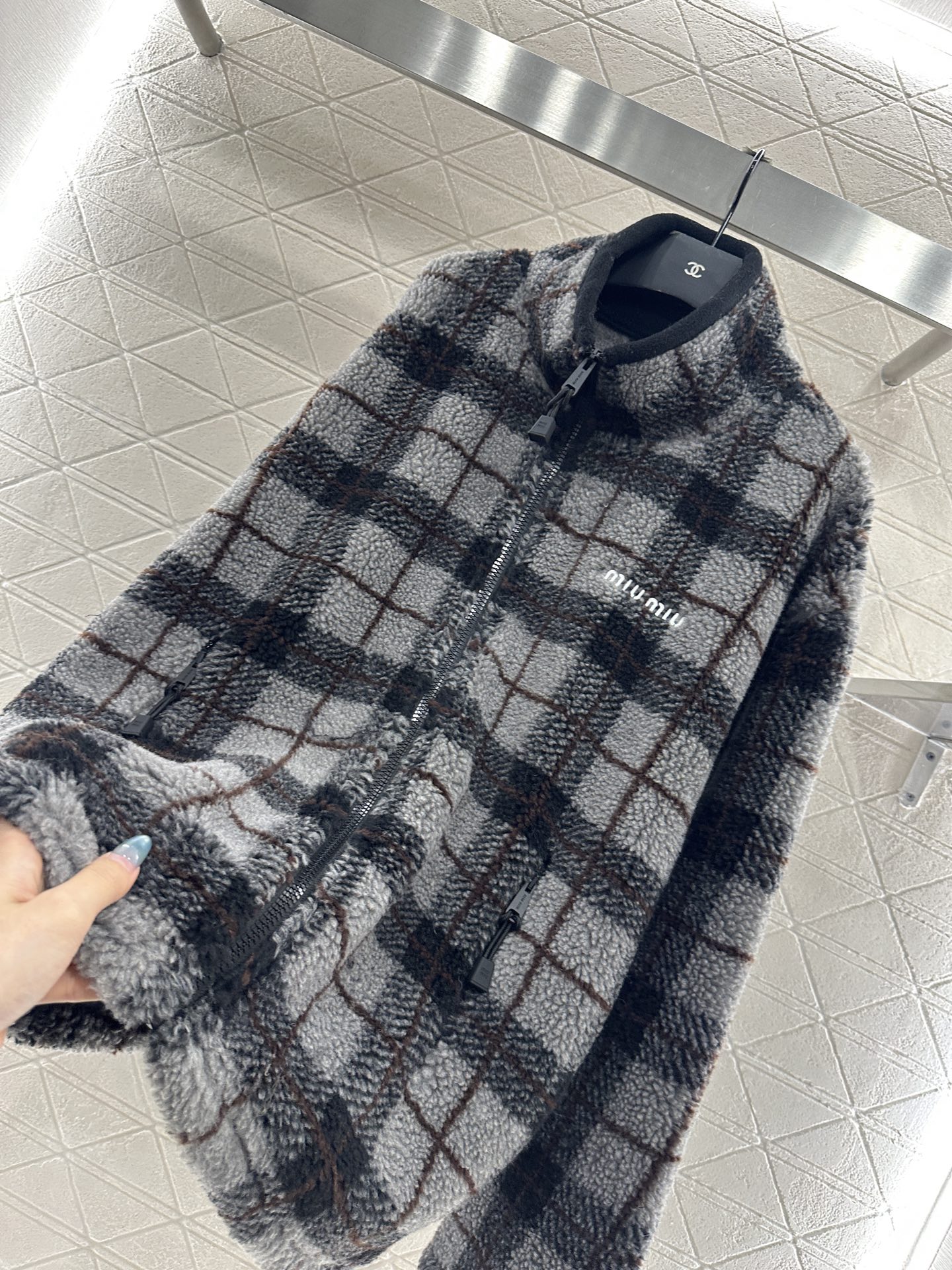 ♥Miumi♥2025新品上架 对格对条泰迪毛绒外套通体饰以泰迪羊毛绒材质，质感柔软舒适，时髦洋气，立领