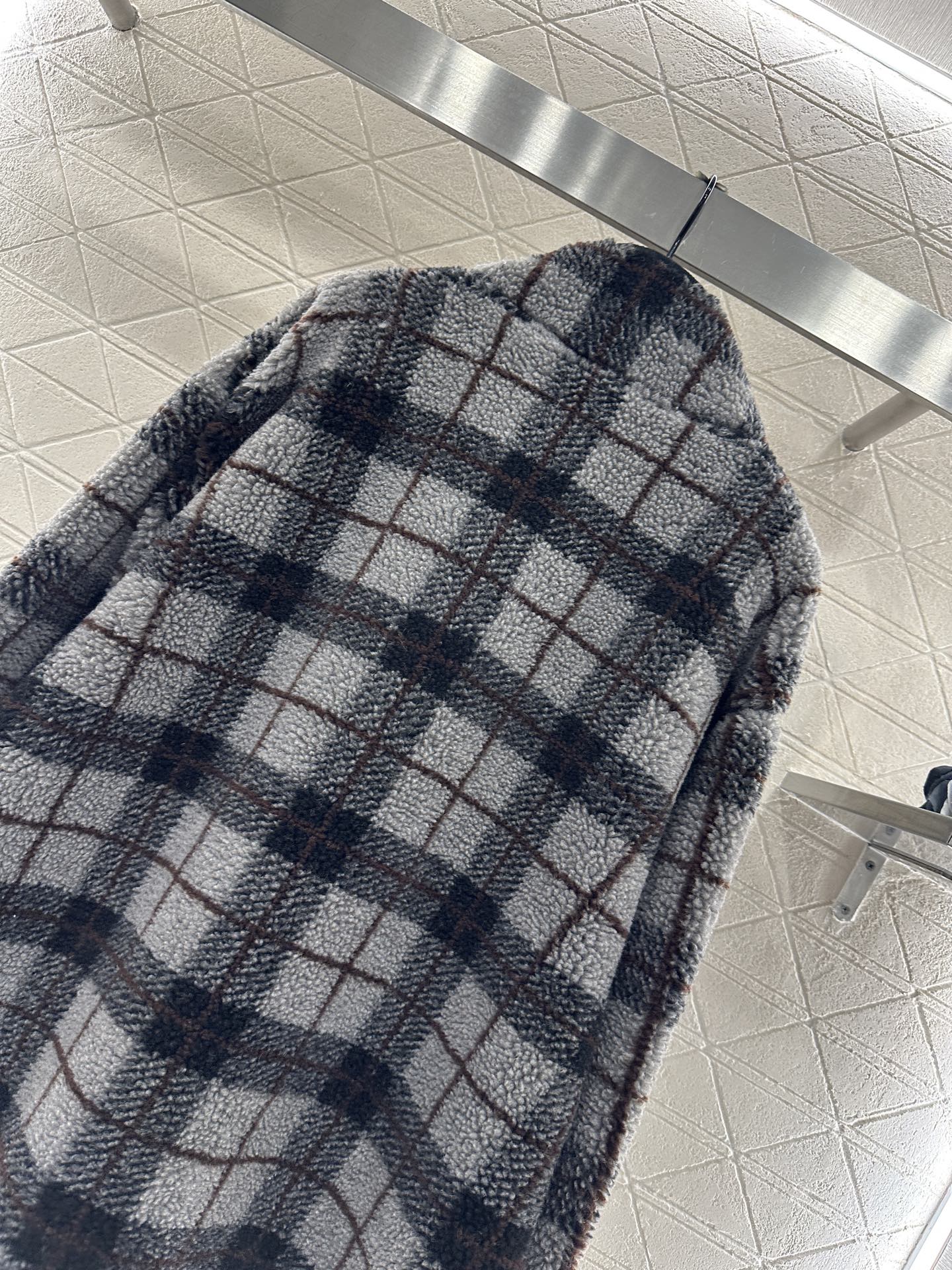 ♥Miumi♥2025新品上架 对格对条泰迪毛绒外套通体饰以泰迪羊毛绒材质，质感柔软舒适，时髦洋气，立领