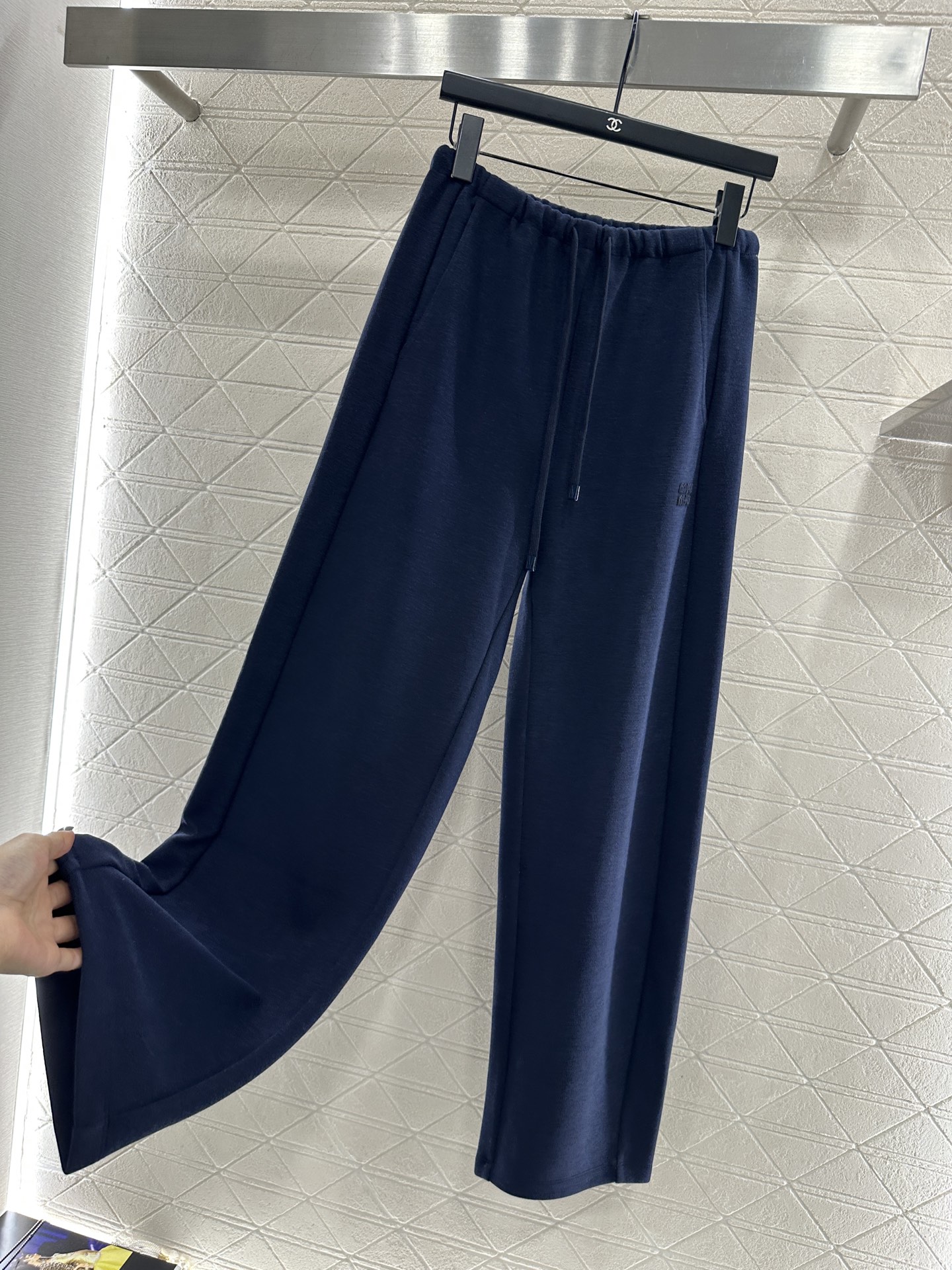 ♥Miumi*♥2025新品上架 捆边抽绳阔腿弯刀长裤定制YB进口羊毛混纺材质，面料柔挺舒适，垂顺有型，