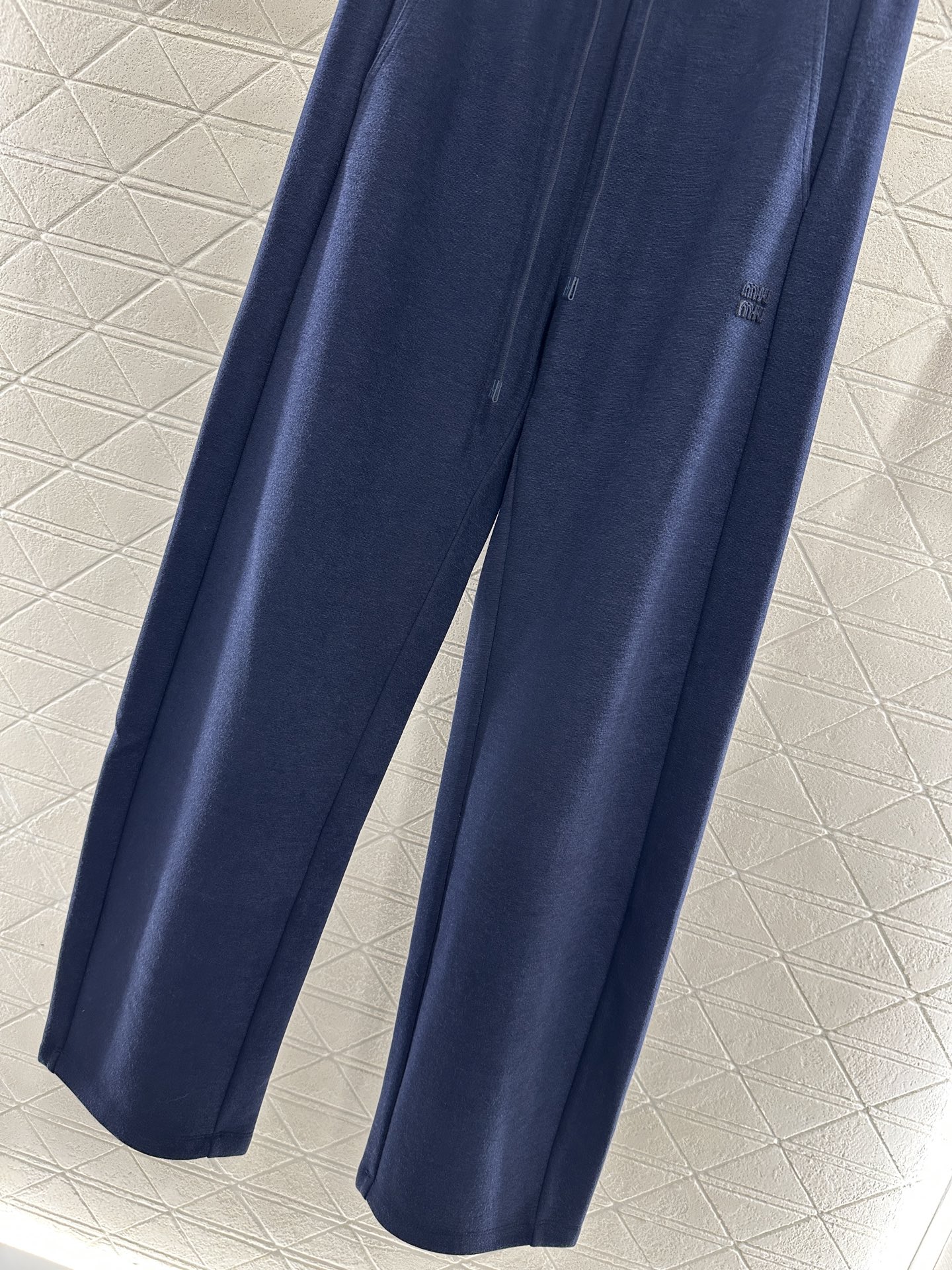 ♥Miumi*♥2025新品上架 捆边抽绳阔腿弯刀长裤定制YB进口羊毛混纺材质，面料柔挺舒适，垂顺有型，