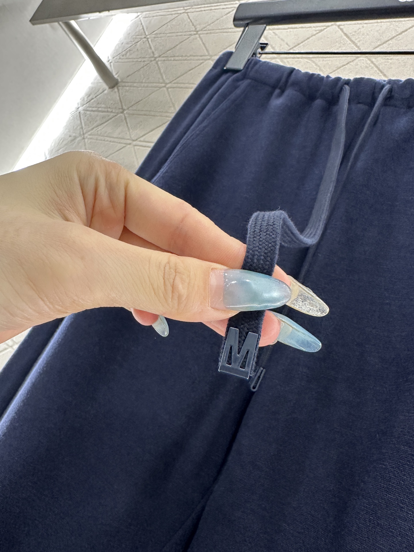 ♥Miumi*♥2025新品上架 捆边抽绳阔腿弯刀长裤定制YB进口羊毛混纺材质，面料柔挺舒适，垂顺有型，