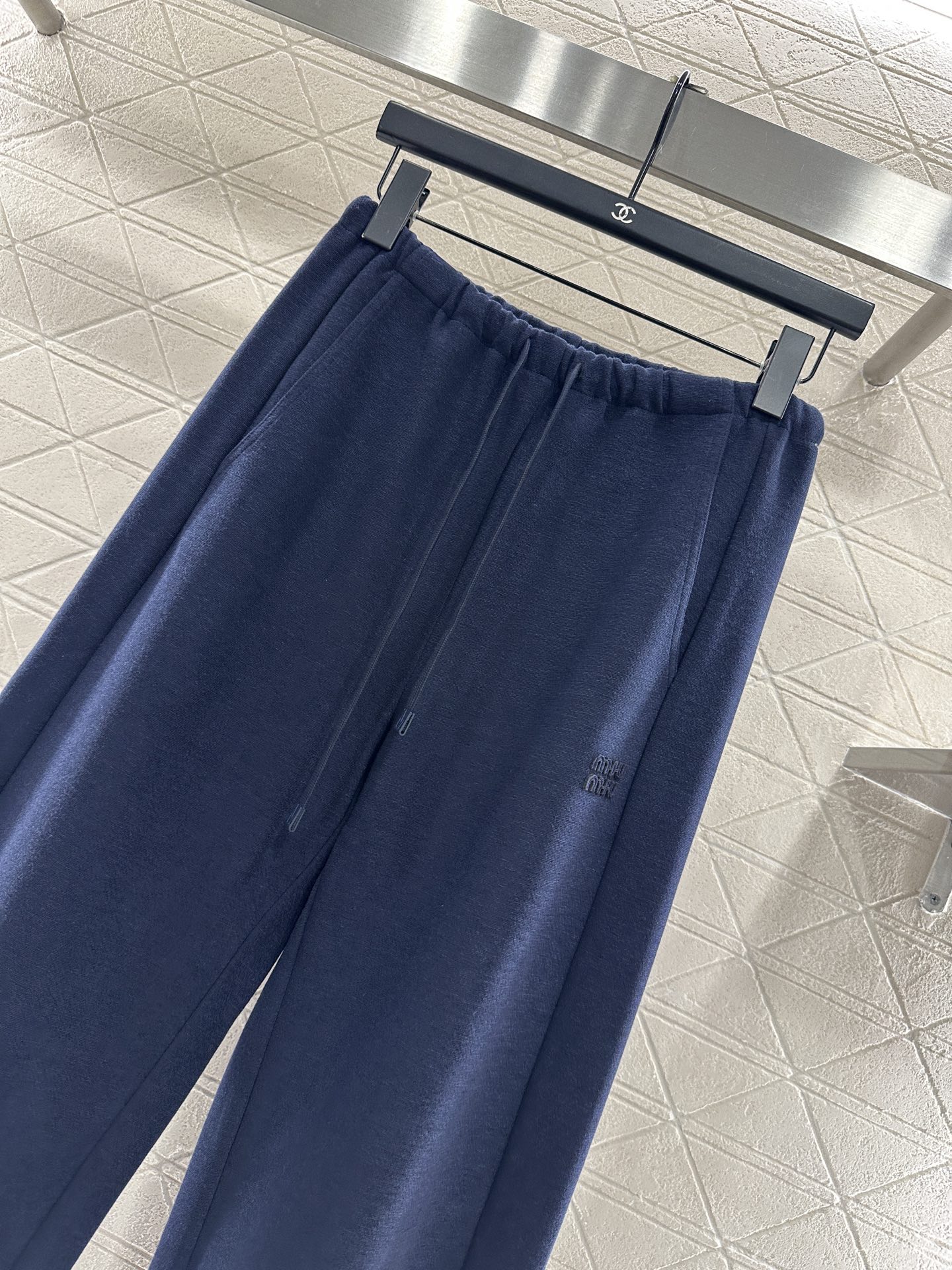 ♥Miumi*♥2025新品上架 捆边抽绳阔腿弯刀长裤定制YB进口羊毛混纺材质，面料柔挺舒适，垂顺有型，