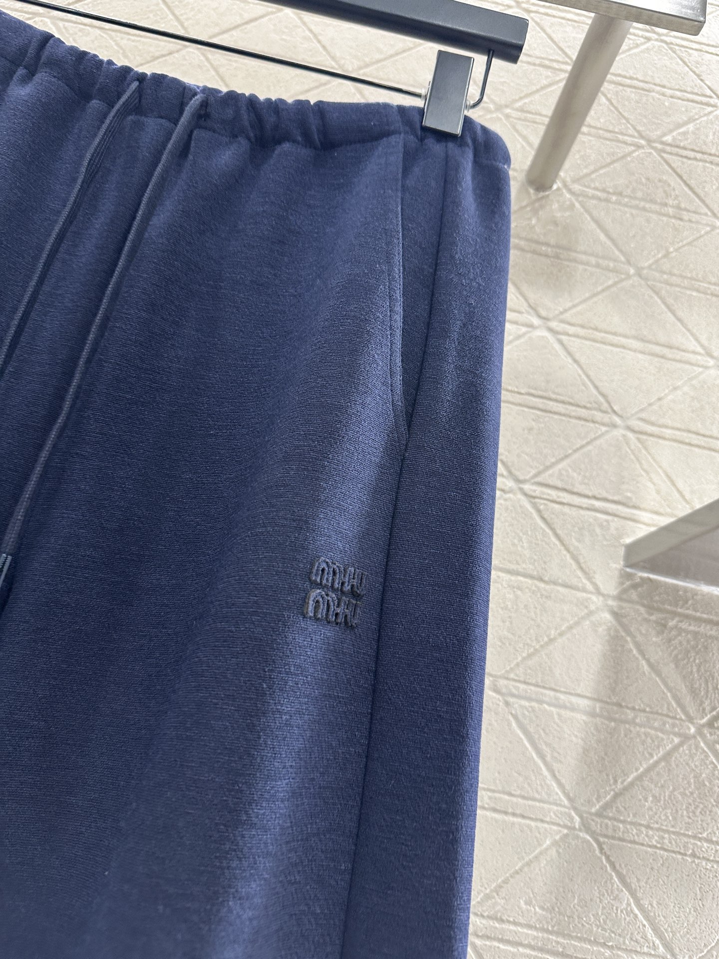 ♥Miumi*♥2025新品上架 捆边抽绳阔腿弯刀长裤定制YB进口羊毛混纺材质，面料柔挺舒适，垂顺有型，