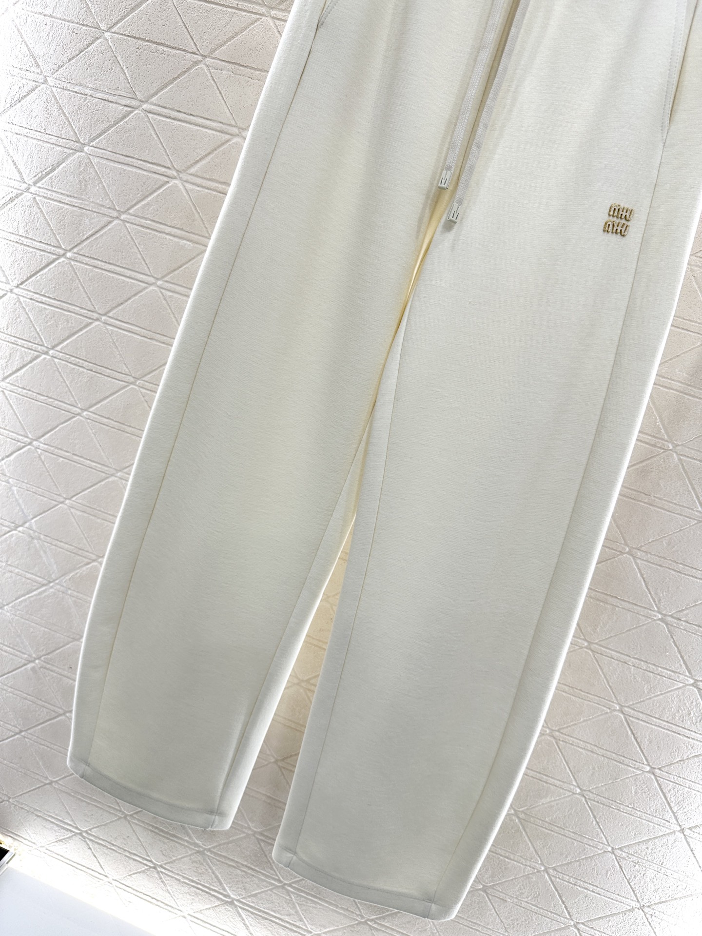 ♥Miumi*♥2025新品上架 捆边抽绳阔腿弯刀长裤定制YB进口羊毛混纺材质，面料柔挺舒适，垂顺有型，