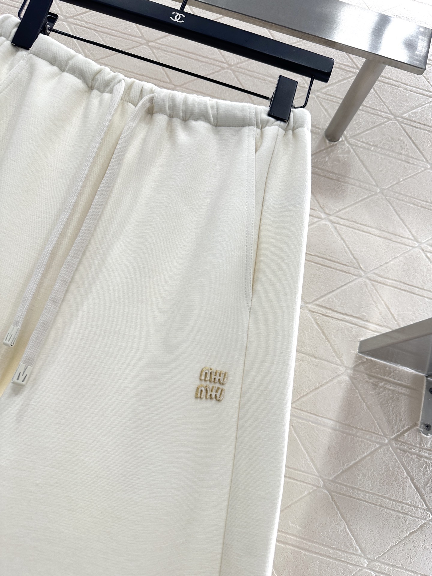 ♥Miumi*♥2025新品上架 捆边抽绳阔腿弯刀长裤定制YB进口羊毛混纺材质，面料柔挺舒适，垂顺有型，