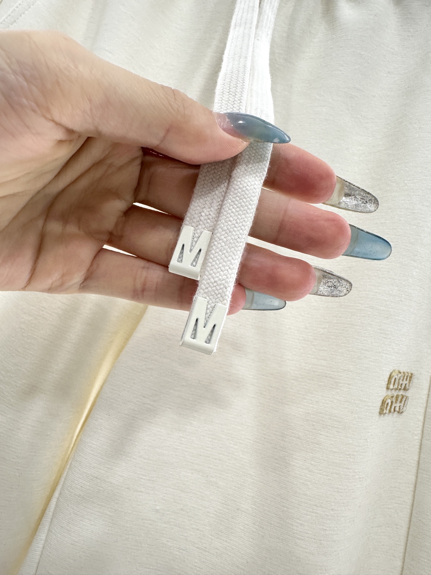 ♥Miumi*♥2025新品上架 捆边抽绳阔腿弯刀长裤定制YB进口羊毛混纺材质，面料柔挺舒适，垂顺有型，