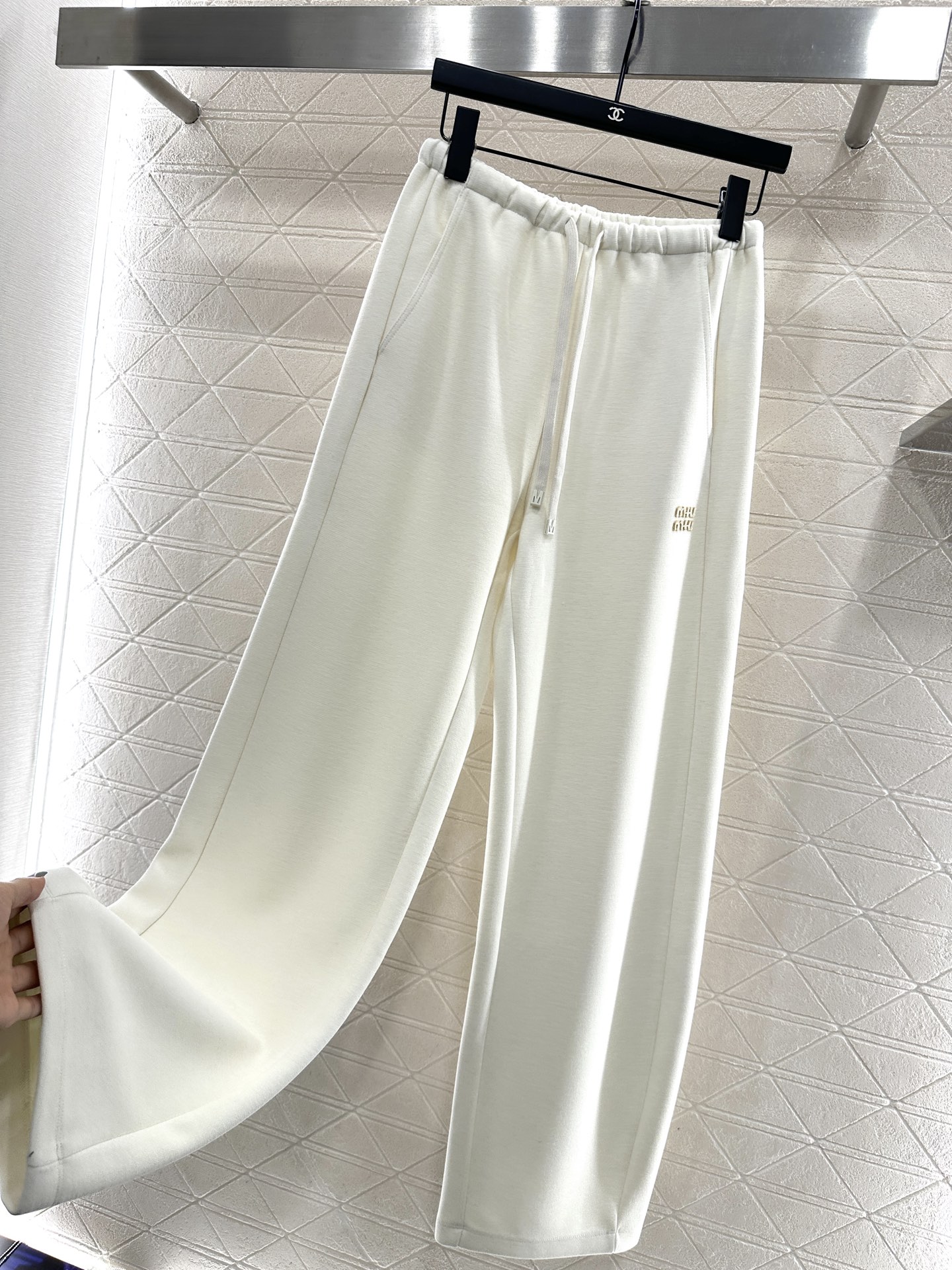 ♥Miumi*♥2025新品上架 捆边抽绳阔腿弯刀长裤定制YB进口羊毛混纺材质，面料柔挺舒适，垂顺有型，