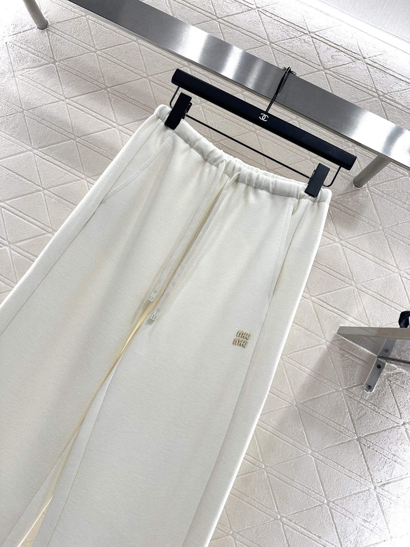 ♥Miumi*♥2025新品上架 捆边抽绳阔腿弯刀长裤定制YB进口羊毛混纺材质，面料柔挺舒适，垂顺有型，