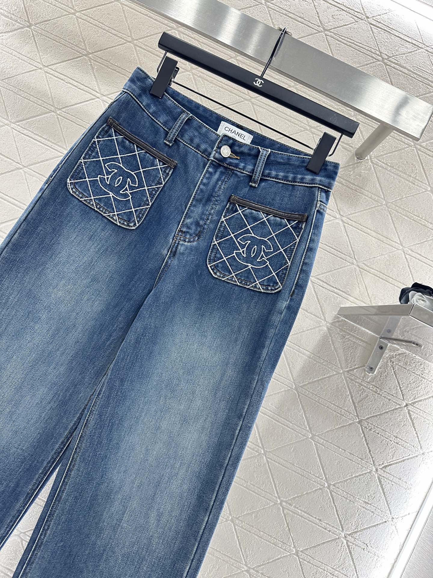 ♥Chane*♥2025新品上架 菱格双C口袋牛仔长裤定制YB斜纹棉牛仔材质，透气性佳，柔软亲肤。高腰阔