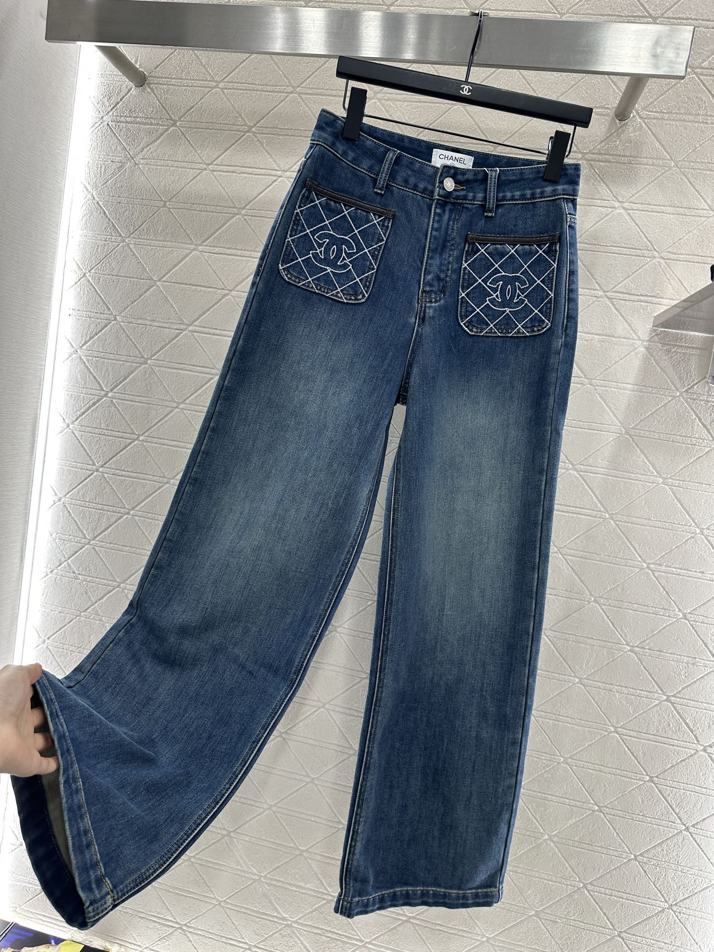 ♥Chane*♥2025新品上架 菱格双C口袋牛仔长裤定制YB斜纹棉牛仔材质，透气性佳，柔软亲肤。高腰阔
