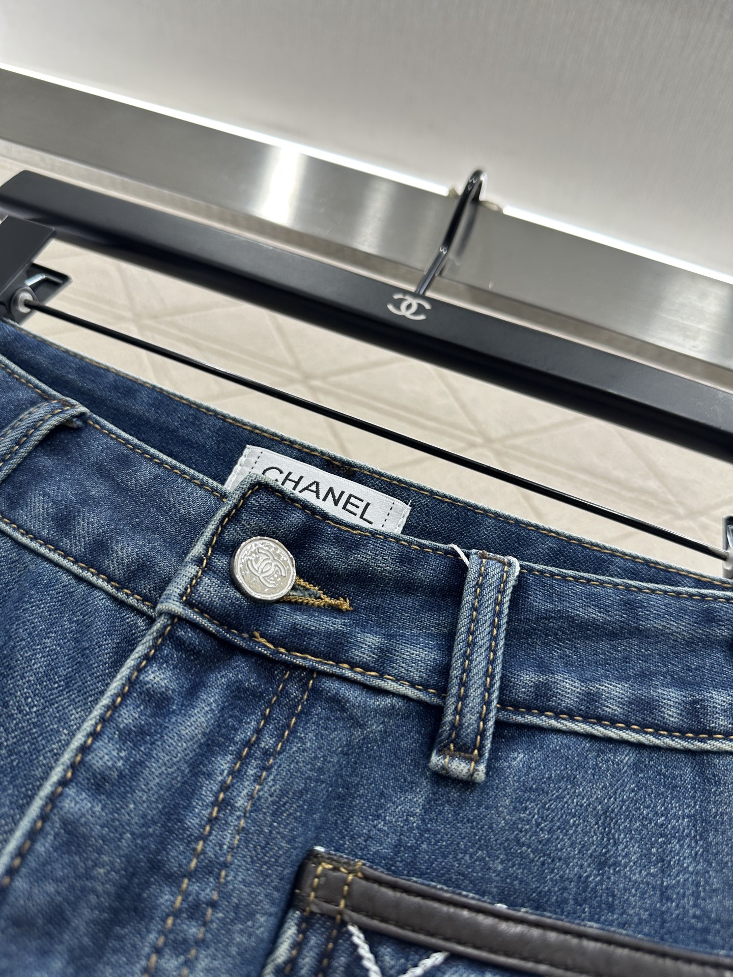 ♥Chane*♥2025新品上架 菱格双C口袋牛仔长裤定制YB斜纹棉牛仔材质，透气性佳，柔软亲肤。高腰阔