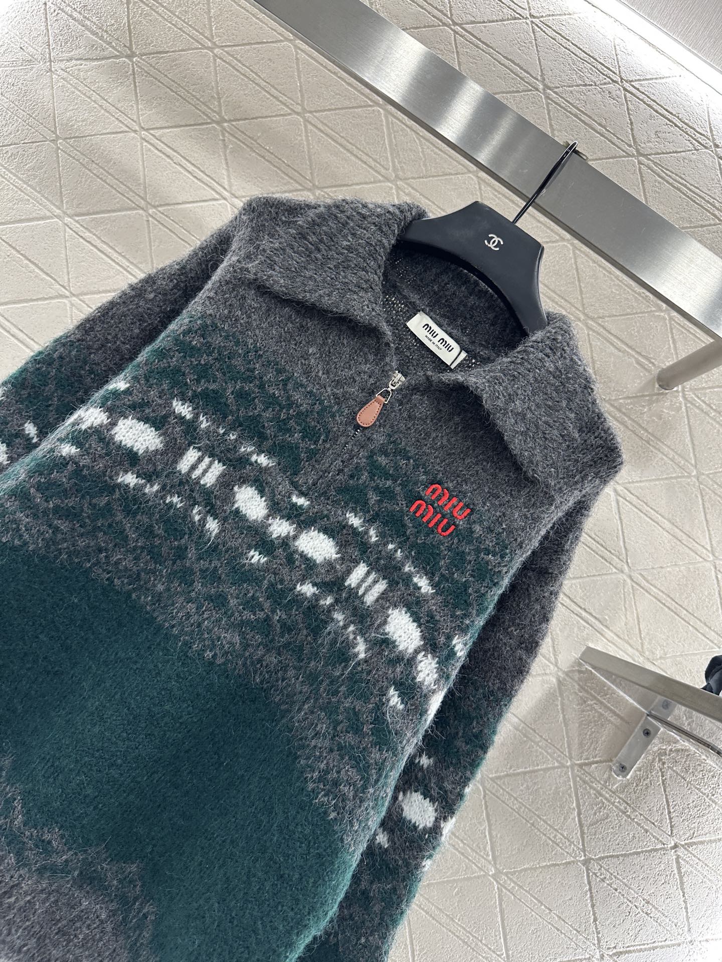 ♥Miumi*♥2025新品上架 翻领半开襟费尔岛针织上衣定制YB羊毛纱线织造，质感高级，舒适柔软，翻领