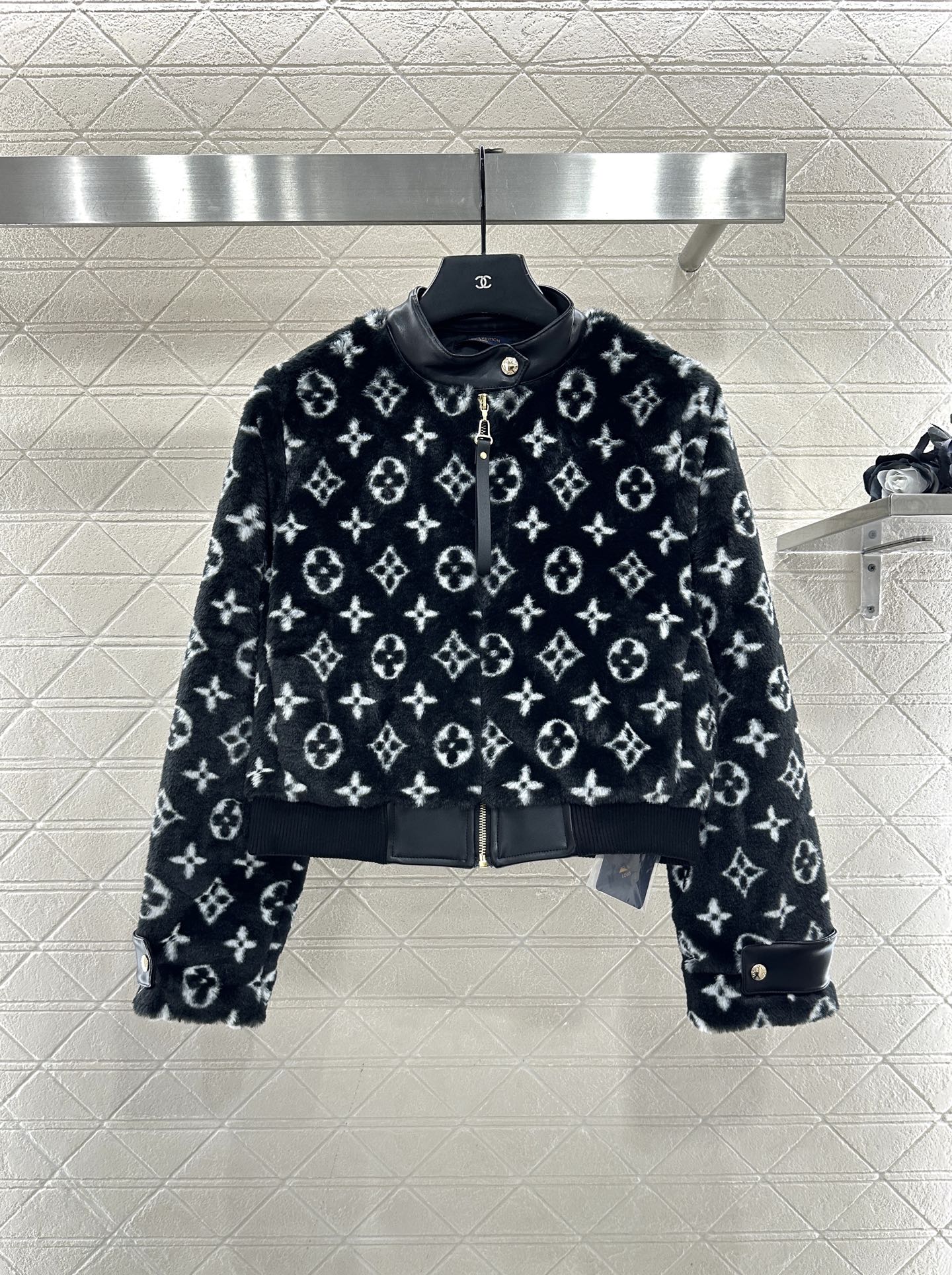 ♥Louis vuitto*♥2025新品上架 拼接皮革泰迪羊羔外套定制YB泰迪羊羔绒材质，毛量充足，防