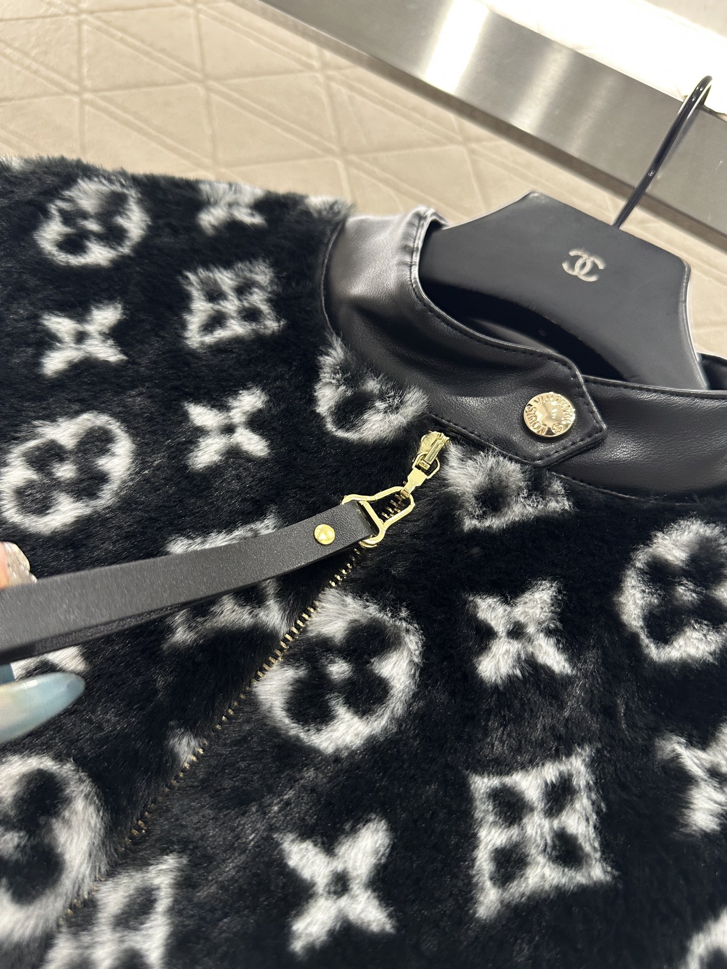 ♥Louis vuitto*♥2025新品上架 拼接皮革泰迪羊羔外套定制YB泰迪羊羔绒材质，毛量充足，防