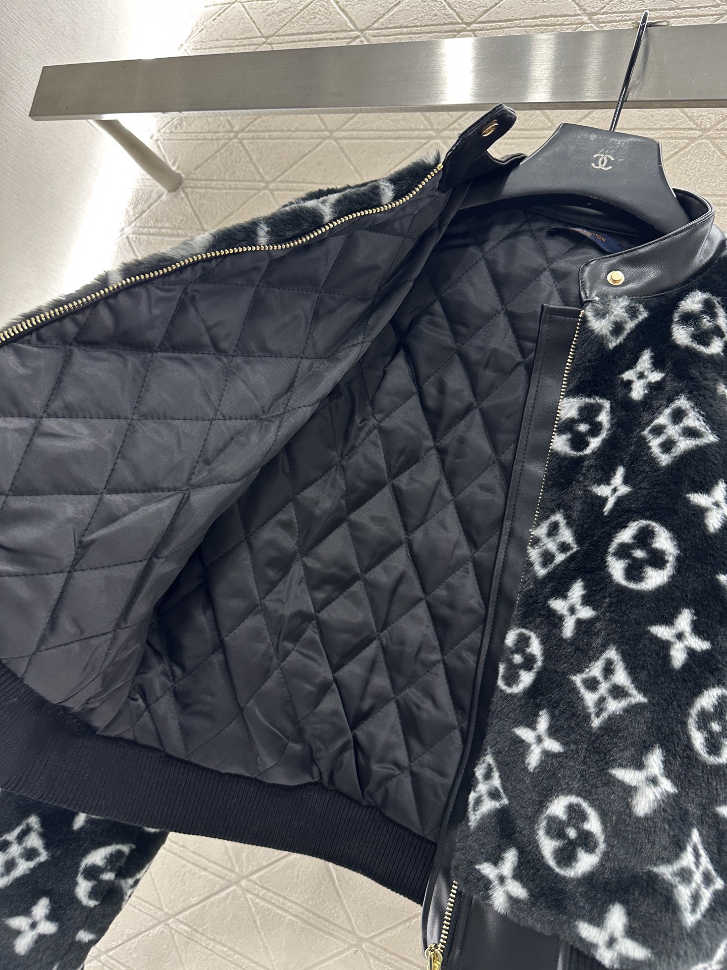 ♥Louis vuitto*♥2025新品上架 拼接皮革泰迪羊羔外套定制YB泰迪羊羔绒材质，毛量充足，防