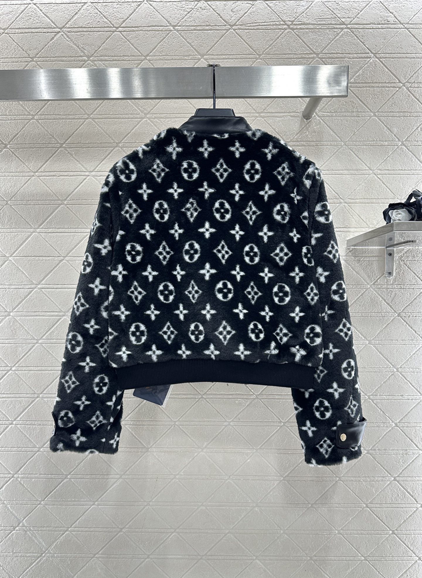 ♥Louis vuitto*♥2025新品上架 拼接皮革泰迪羊羔外套定制YB泰迪羊羔绒材质，毛量充足，防