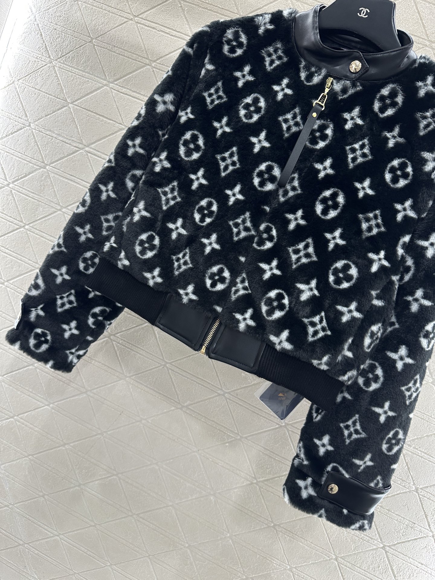 ♥Louis vuitto*♥2025新品上架 拼接皮革泰迪羊羔外套定制YB泰迪羊羔绒材质，毛量充足，防