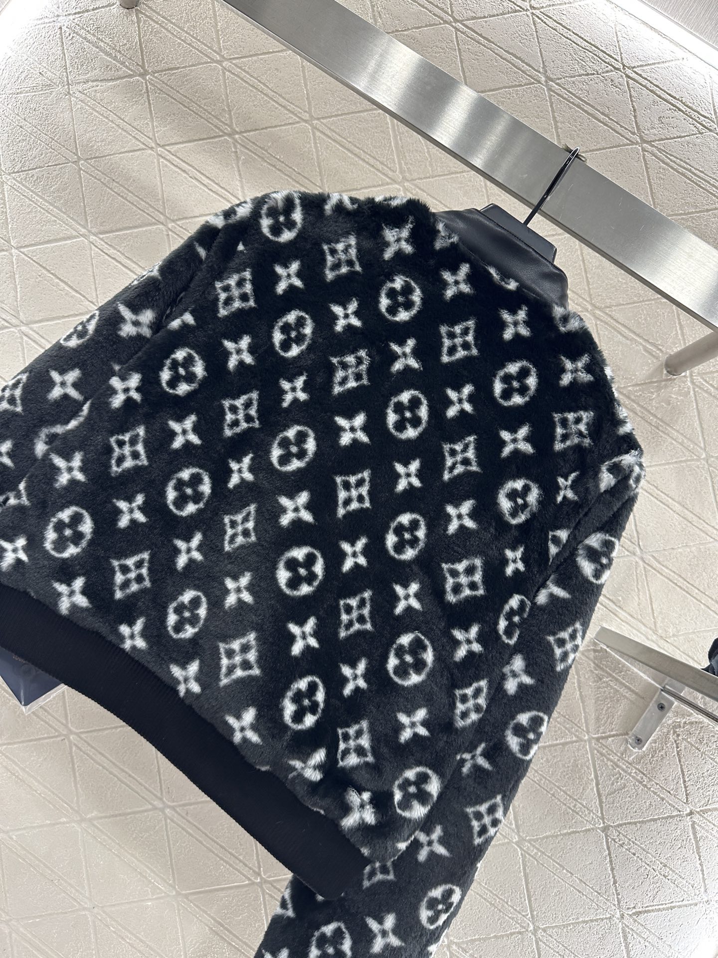 ♥Louis vuitto*♥2025新品上架 拼接皮革泰迪羊羔外套定制YB泰迪羊羔绒材质，毛量充足，防