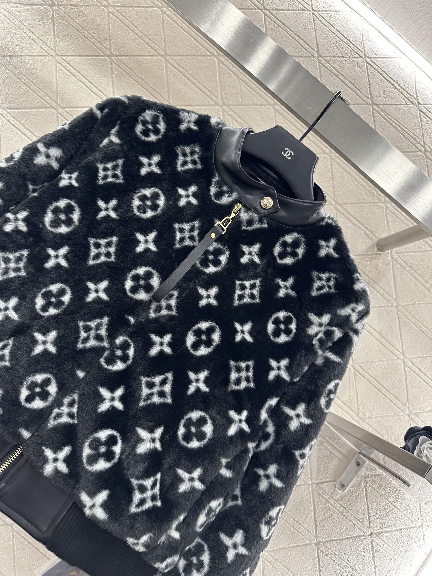 ♥Louis vuitto*♥2025新品上架 拼接皮革泰迪羊羔外套定制YB泰迪羊羔绒材质，毛量充足，防