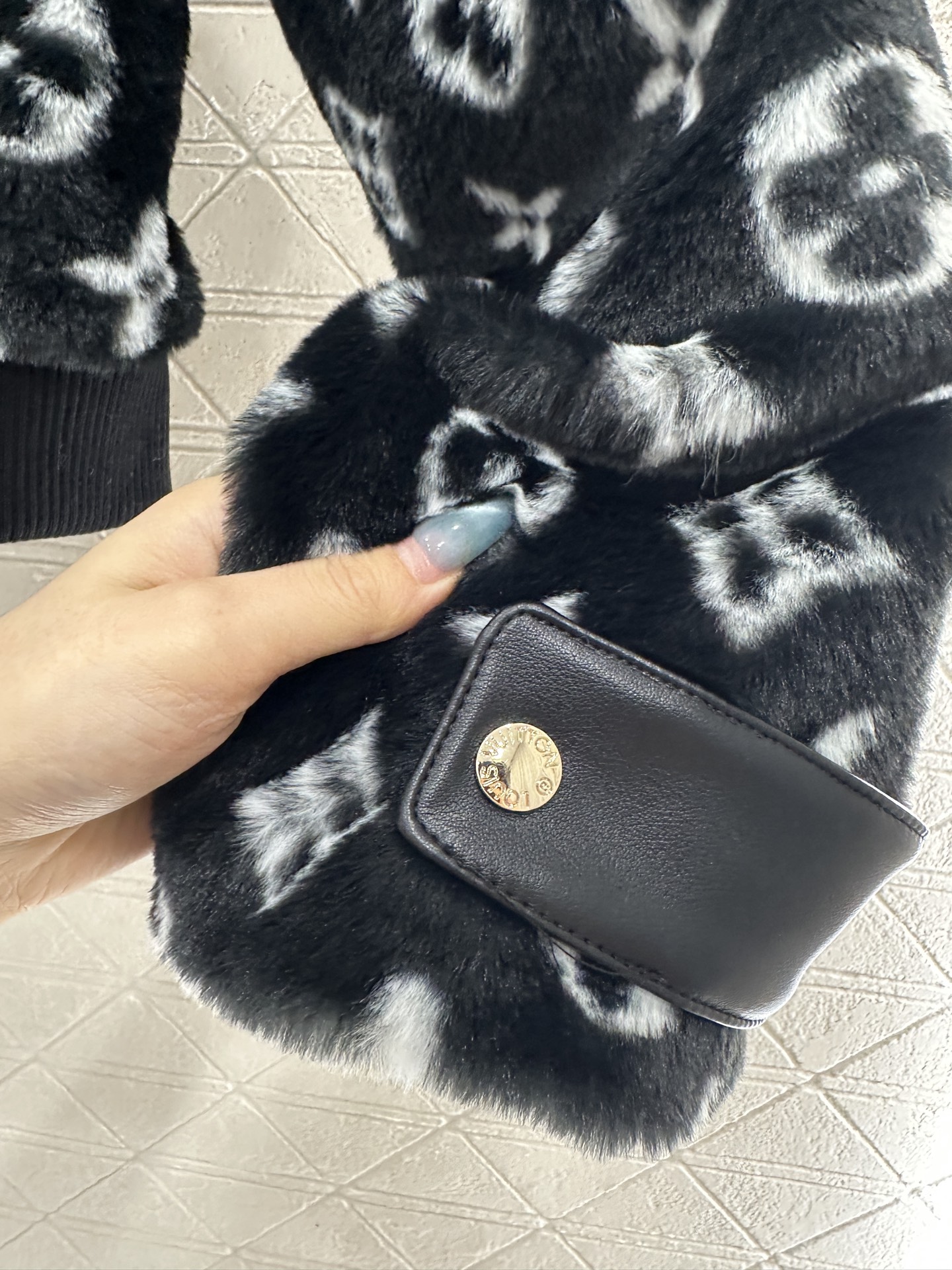 ♥Louis vuitto*♥2025新品上架 拼接皮革泰迪羊羔外套定制YB泰迪羊羔绒材质，毛量充足，防