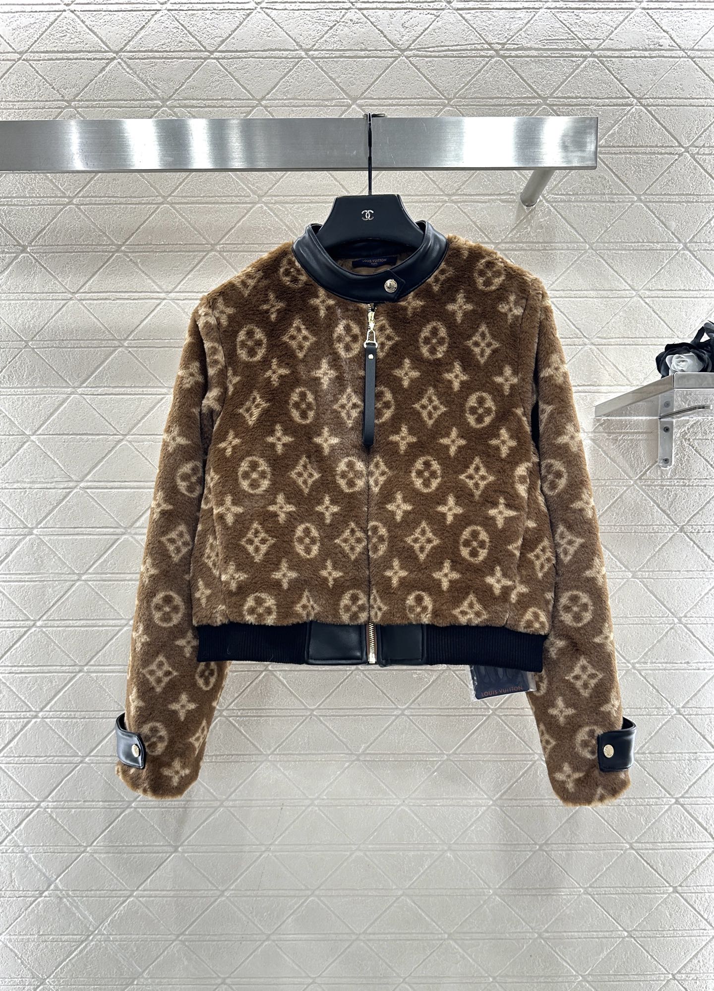 ♥Louis vuitto*♥2025新品上架 拼接皮革泰迪羊羔外套定制YB泰迪羊羔绒材质，毛量充足，防