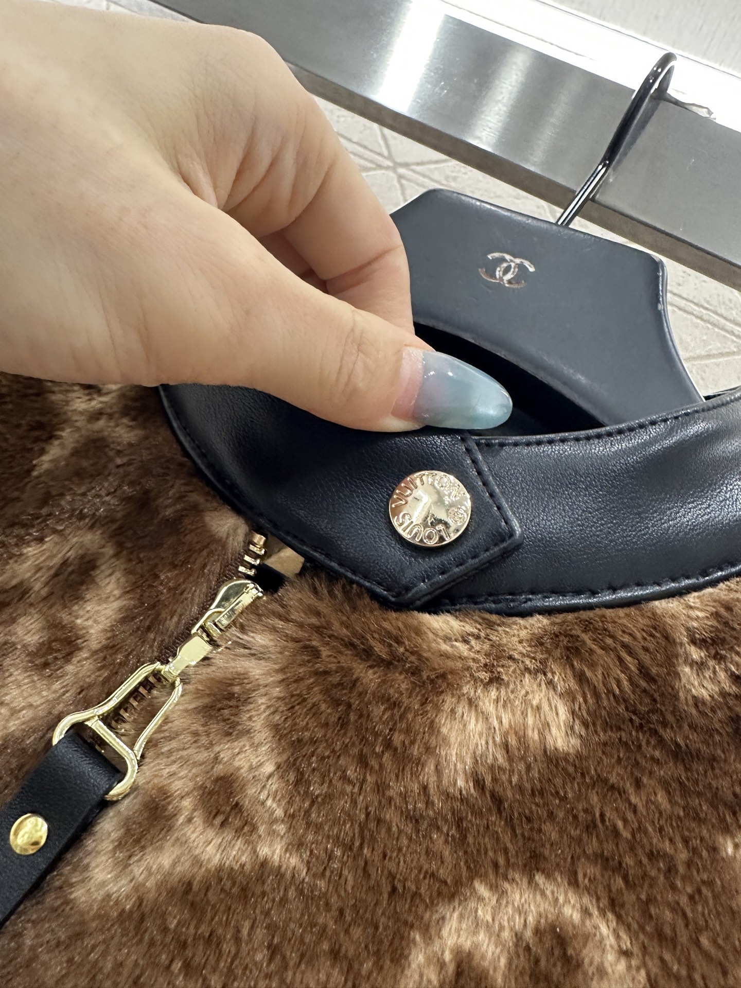 ♥Louis vuitto*♥2025新品上架 拼接皮革泰迪羊羔外套定制YB泰迪羊羔绒材质，毛量充足，防