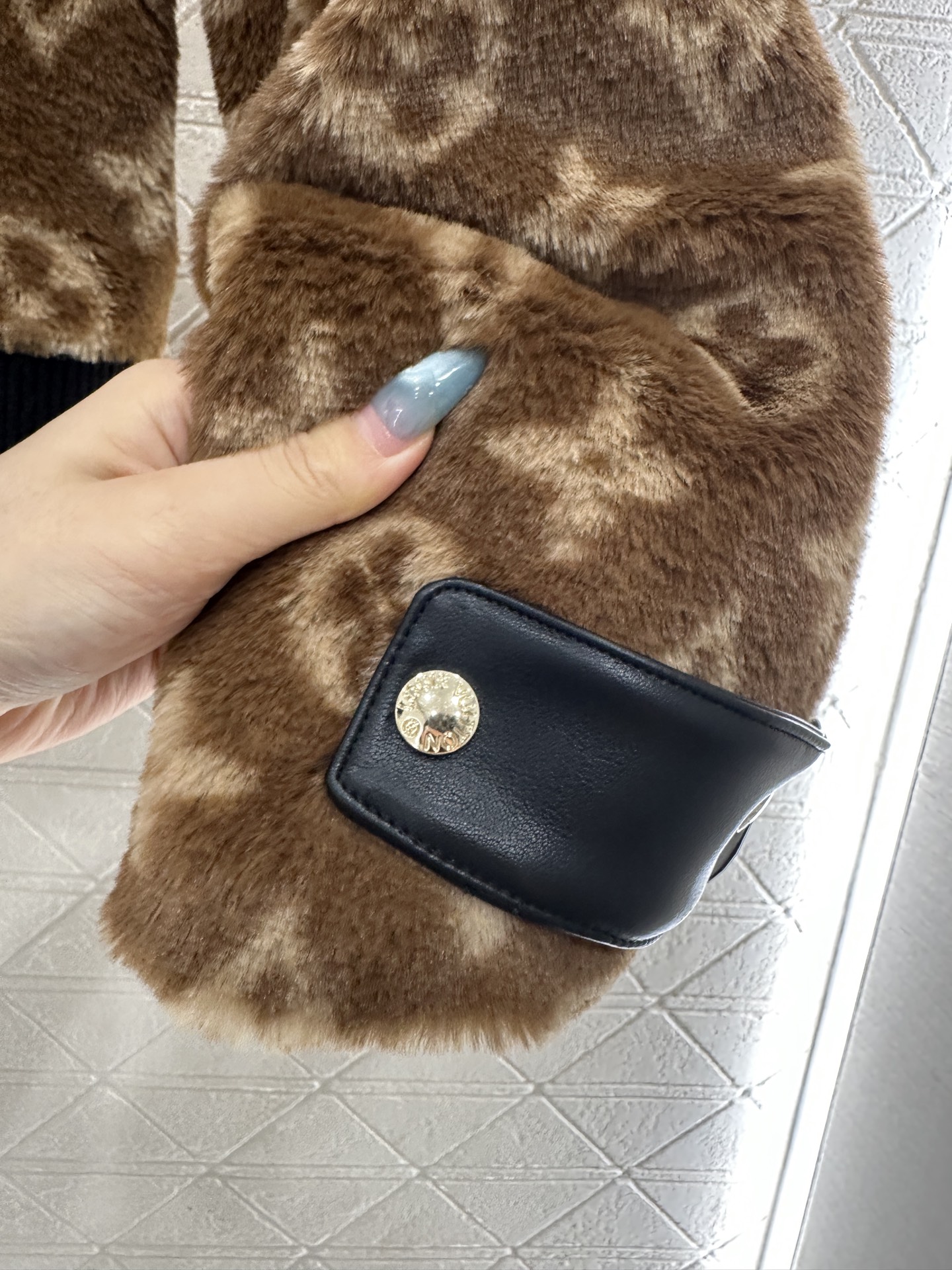 ♥Louis vuitto*♥2025新品上架 拼接皮革泰迪羊羔外套定制YB泰迪羊羔绒材质，毛量充足，防