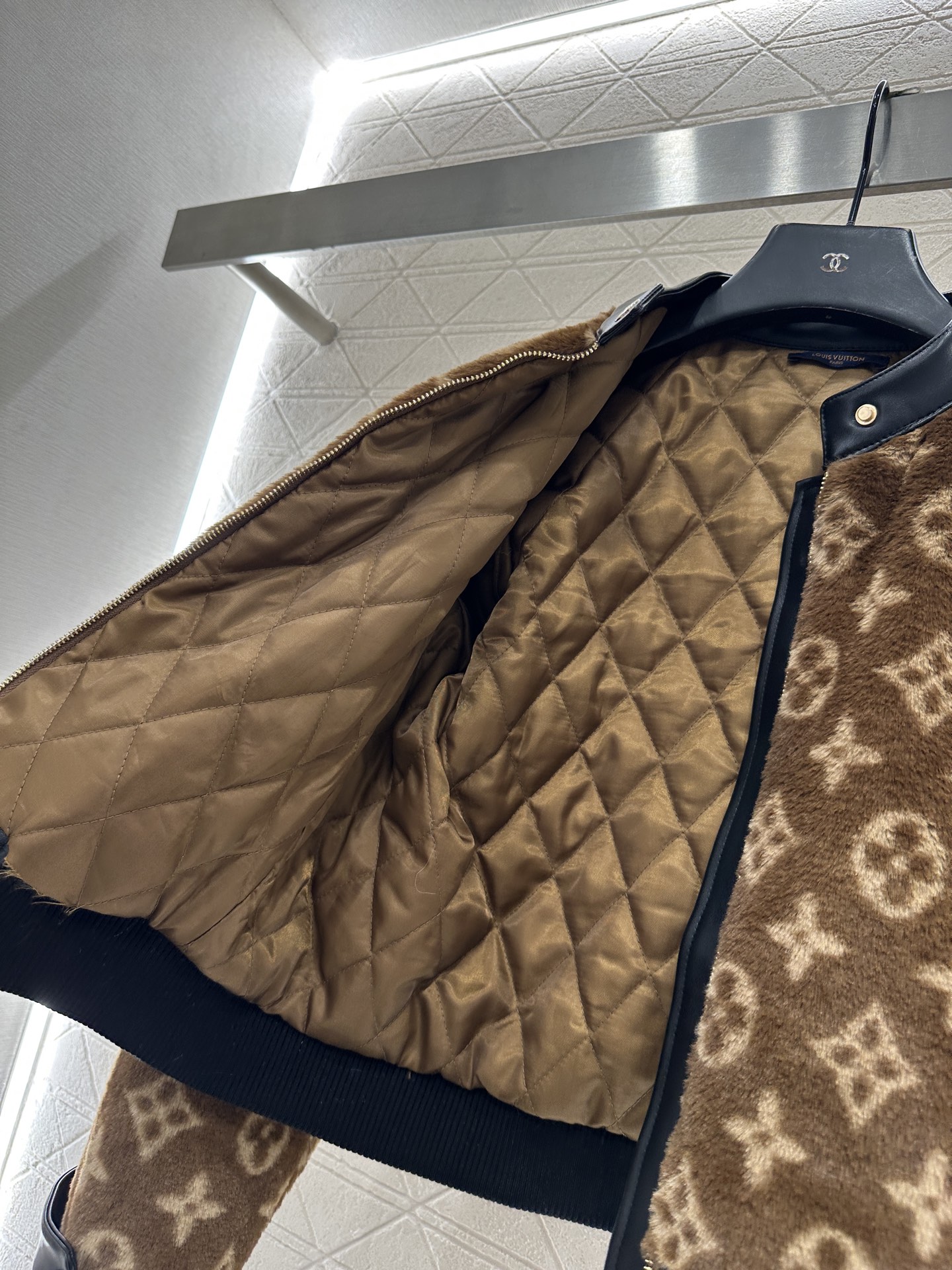 ♥Louis vuitto*♥2025新品上架 拼接皮革泰迪羊羔外套定制YB泰迪羊羔绒材质，毛量充足，防