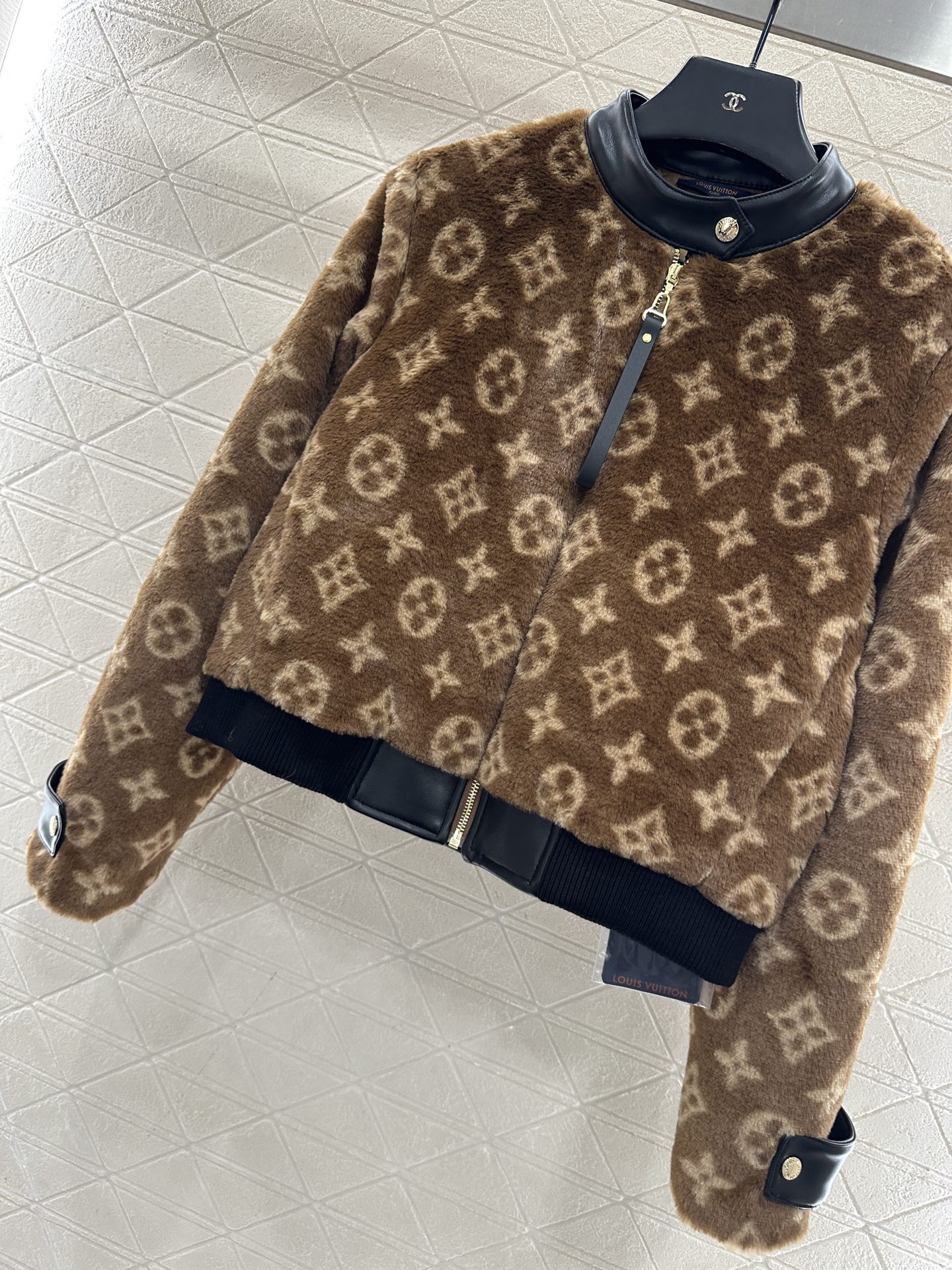 ♥Louis vuitto*♥2025新品上架 拼接皮革泰迪羊羔外套定制YB泰迪羊羔绒材质，毛量充足，防