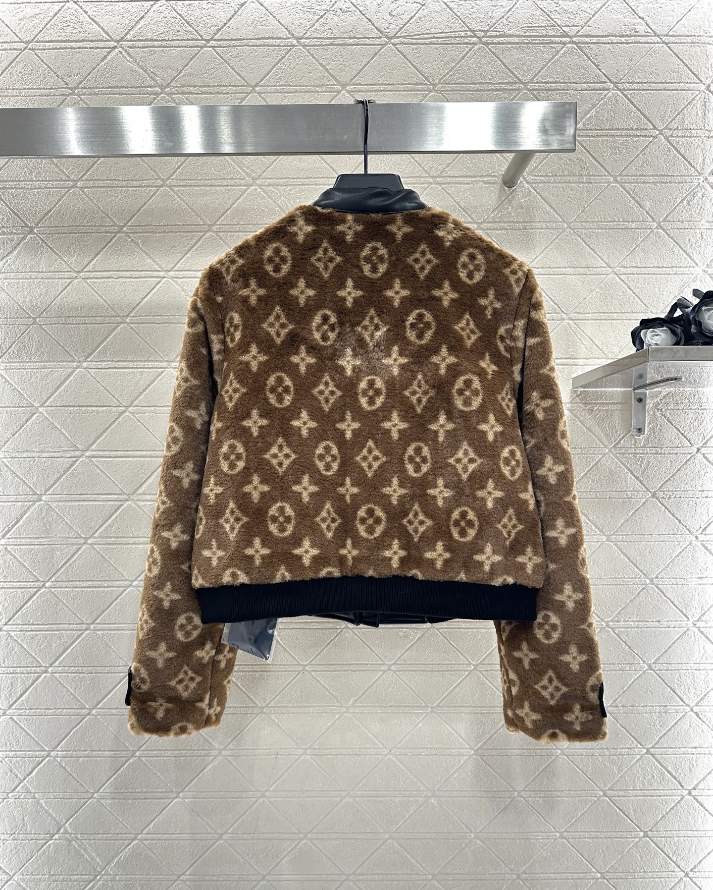 ♥Louis vuitto*♥2025新品上架 拼接皮革泰迪羊羔外套定制YB泰迪羊羔绒材质，毛量充足，防