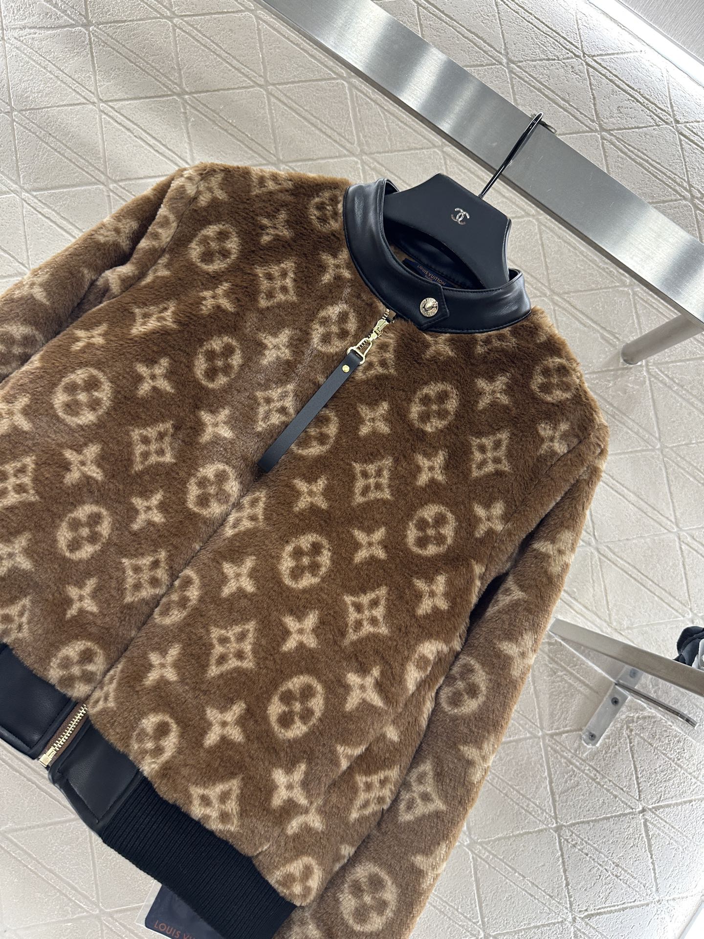 ♥Louis vuitto*♥2025新品上架 拼接皮革泰迪羊羔外套定制YB泰迪羊羔绒材质，毛量充足，防