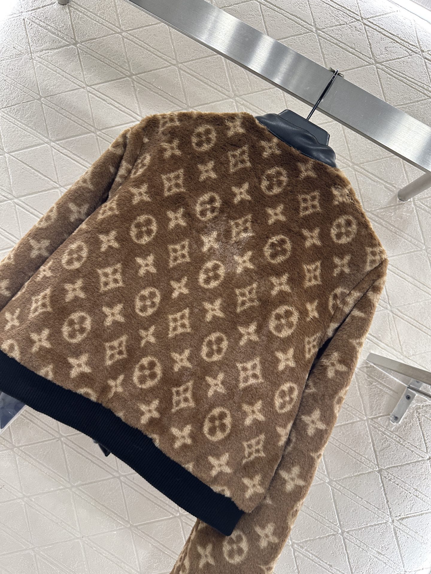 ♥Louis vuitto*♥2025新品上架 拼接皮革泰迪羊羔外套定制YB泰迪羊羔绒材质，毛量充足，防