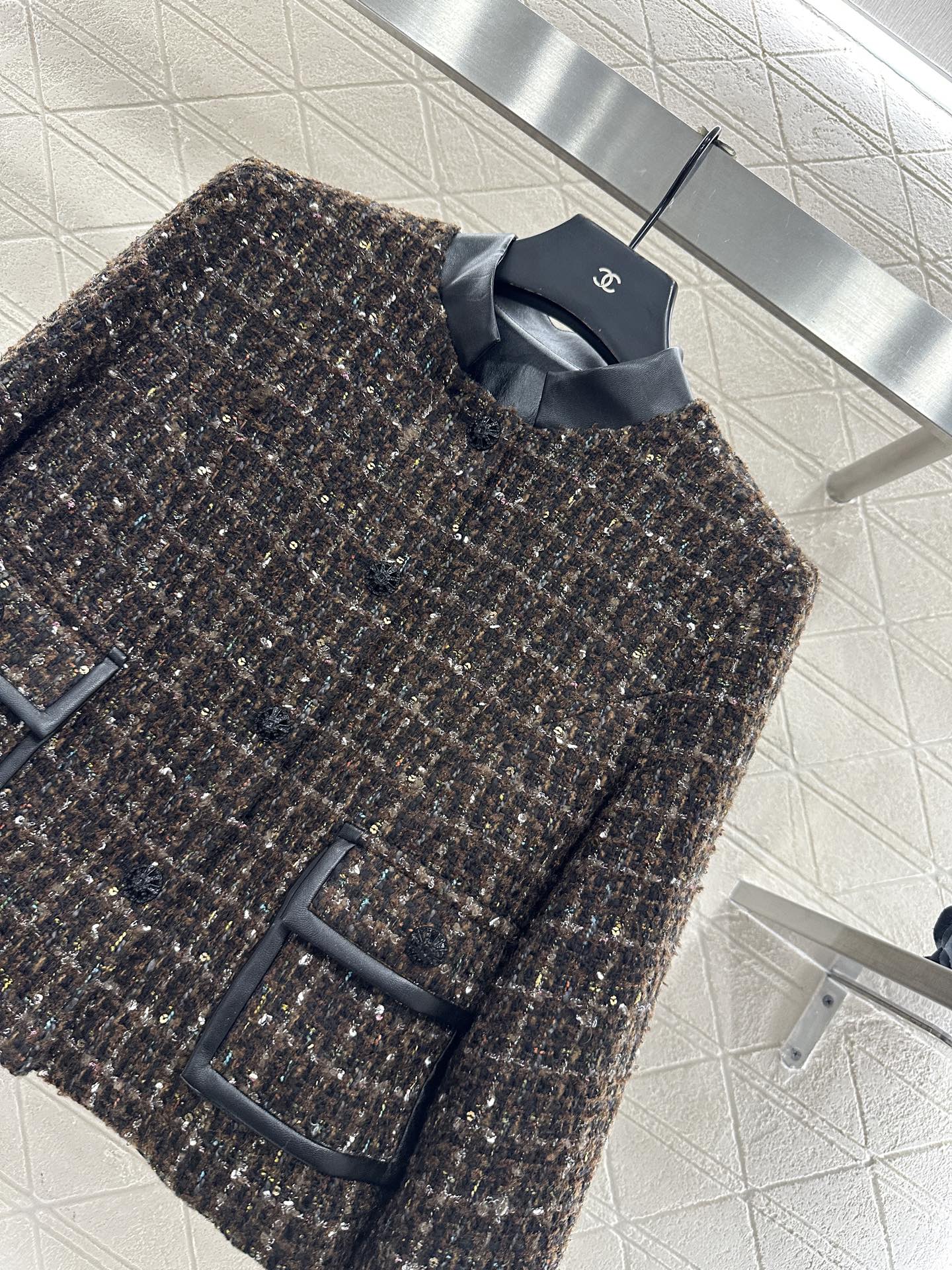 ♥Chane*♥2025新品上架 皮领拼接粗呢外套短裙套装定制YB进口毛呢材质，肌理明显，质感十足，小立