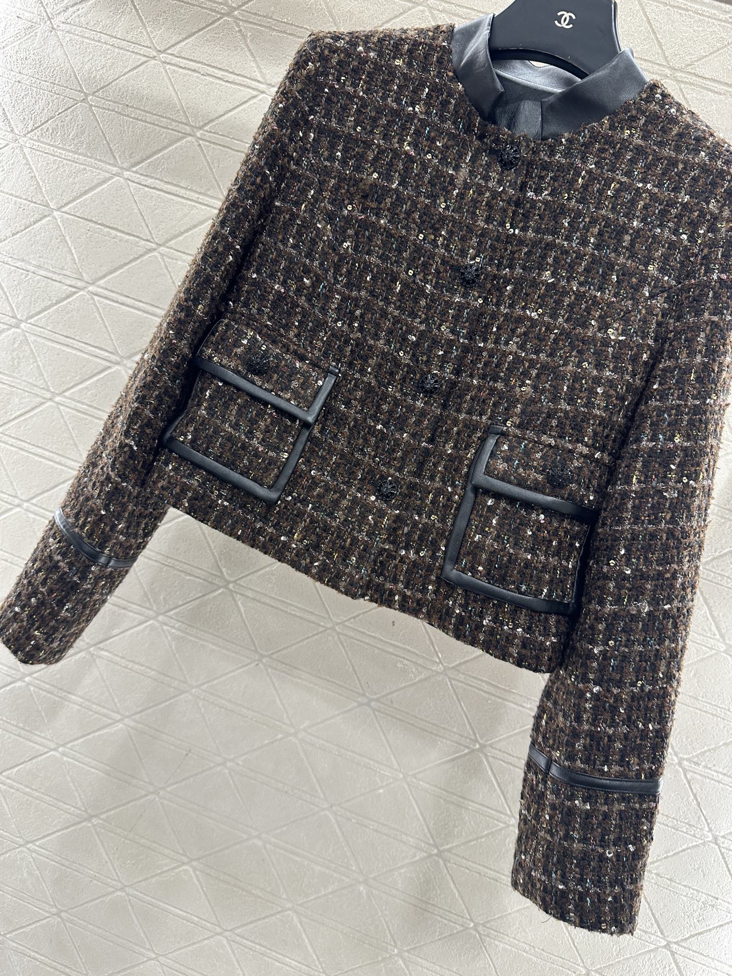 ♥Chane*♥2025新品上架 皮领拼接粗呢外套短裙套装定制YB进口毛呢材质，肌理明显，质感十足，小立