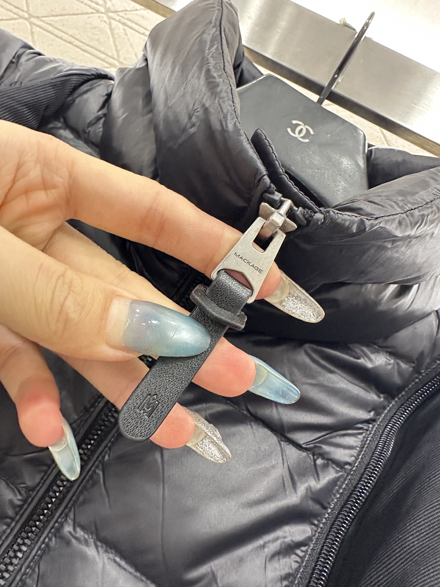 ♥Moncle*♥2025新品上架 可拆分假两件毛领连帽羽绒服定制YB防风防水尼龙材质，白鸭绒填充内里，