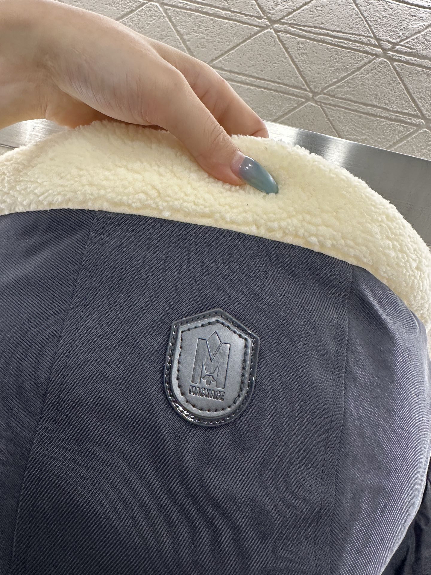 ♥Moncle*♥2025新品上架 可拆分假两件毛领连帽羽绒服定制YB防风防水尼龙材质，白鸭绒填充内里，