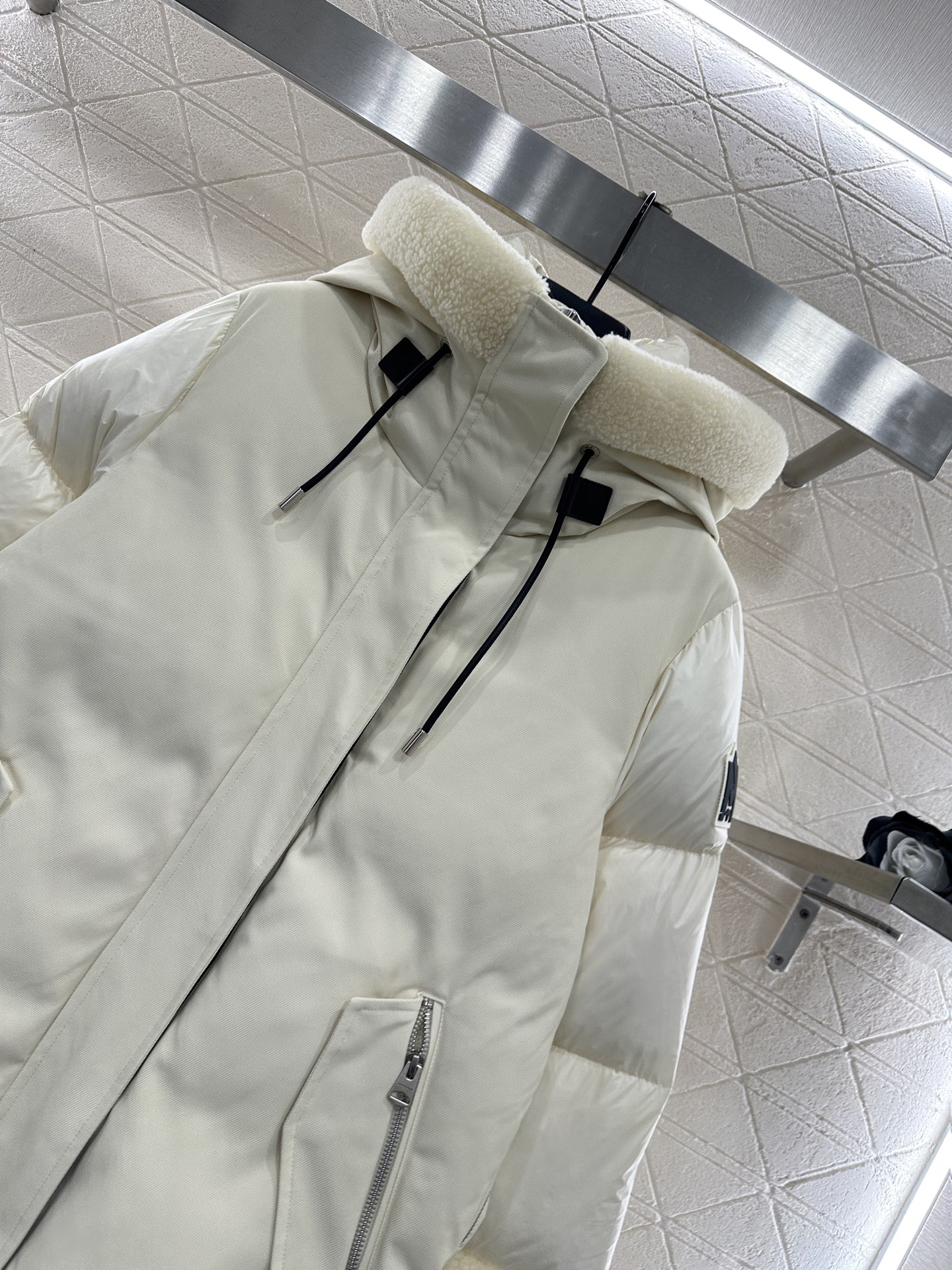 ♥Moncle*♥2025新品上架 可拆分假两件毛领连帽羽绒服定制YB防风防水尼龙材质，白鸭绒填充内里，