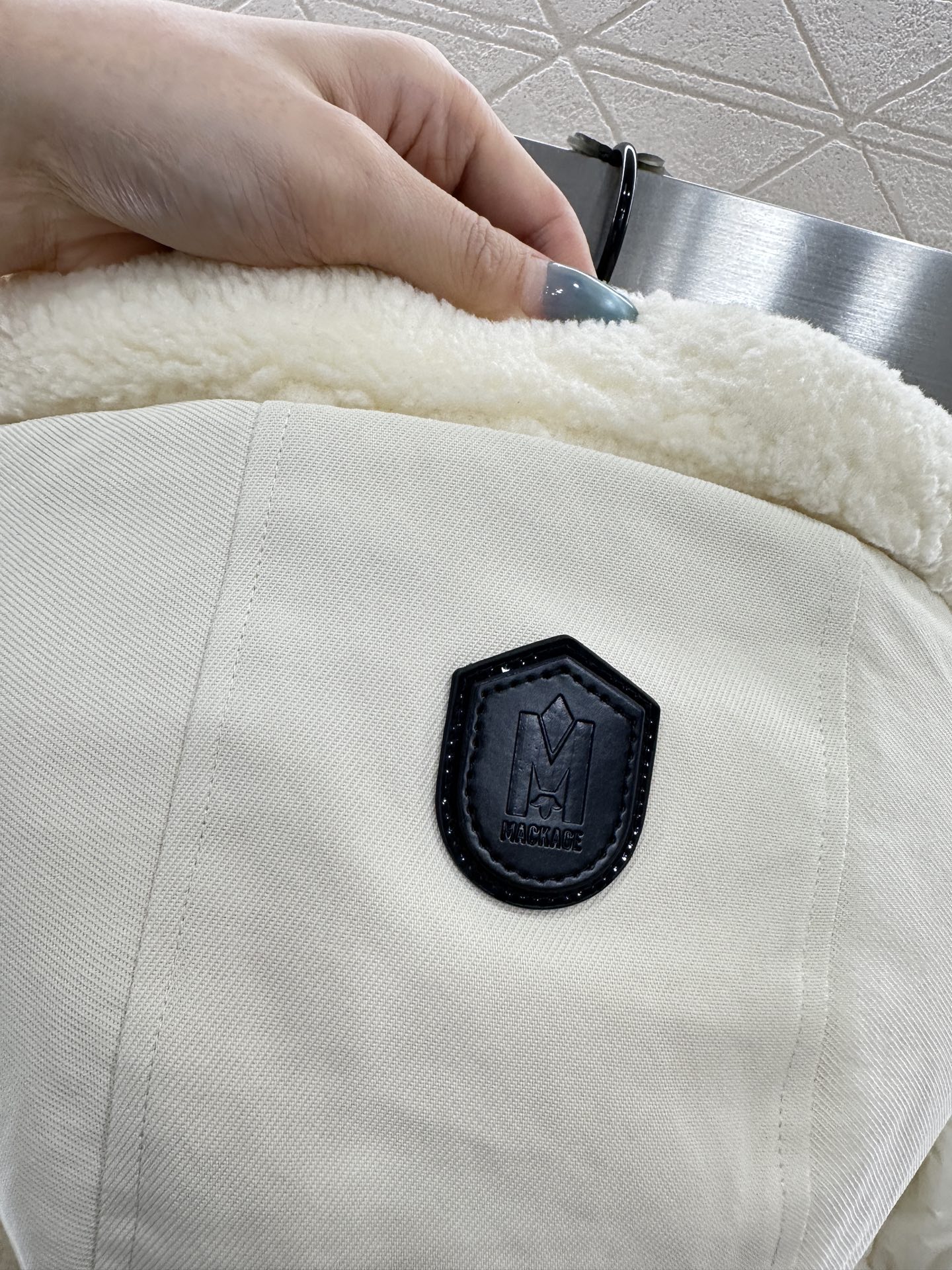 ♥Moncle*♥2025新品上架 可拆分假两件毛领连帽羽绒服定制YB防风防水尼龙材质，白鸭绒填充内里，