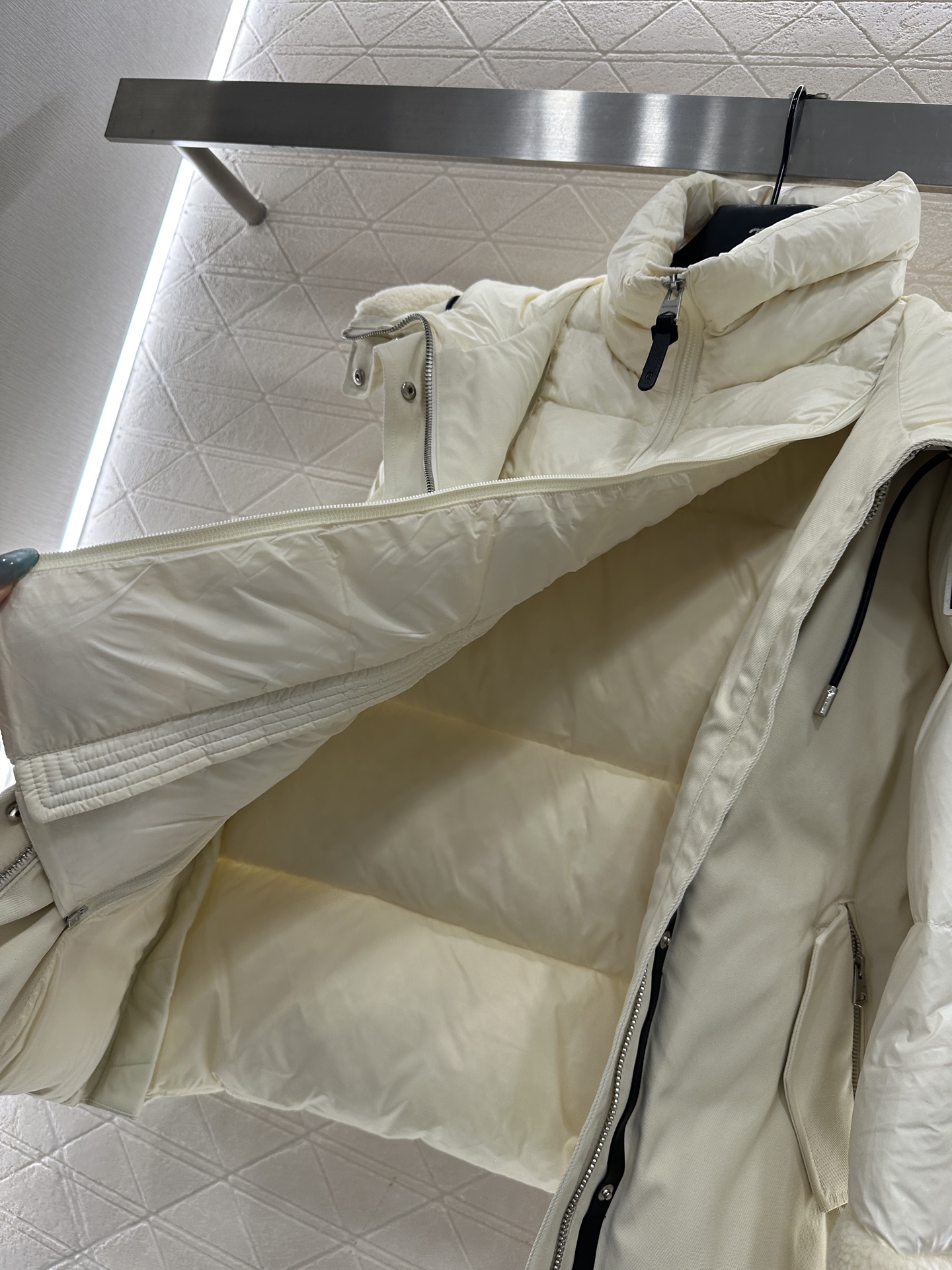 ♥Moncle*♥2025新品上架 可拆分假两件毛领连帽羽绒服定制YB防风防水尼龙材质，白鸭绒填充内里，