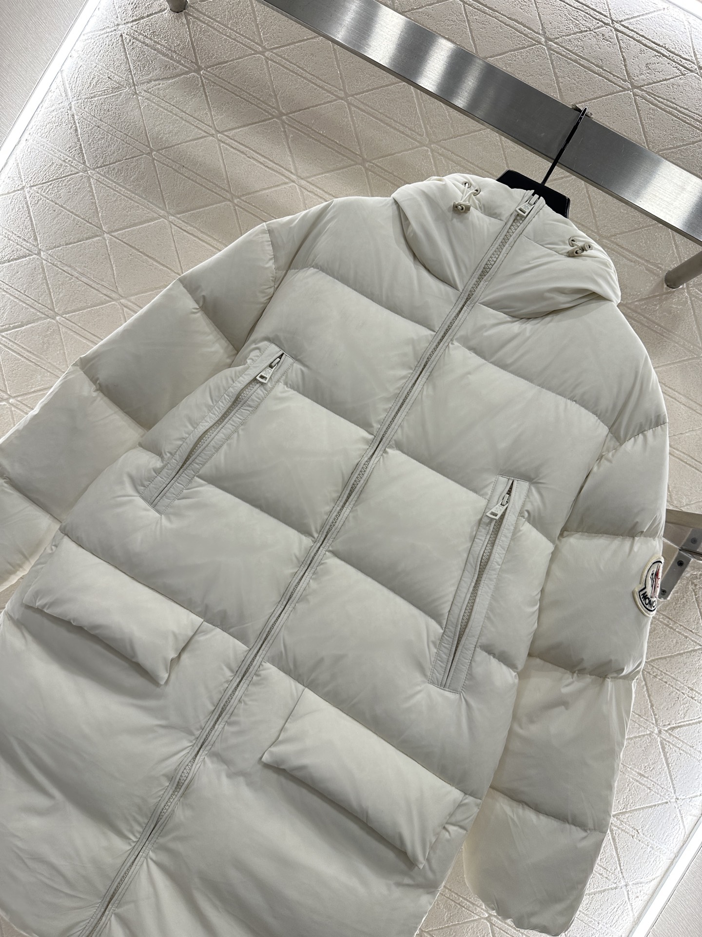 ♥Moncle*♥2025新品上架 连帽长款羽绒服定制YB防风防水尼龙材质，白鹅绒填充内里，整件轻盈保暖