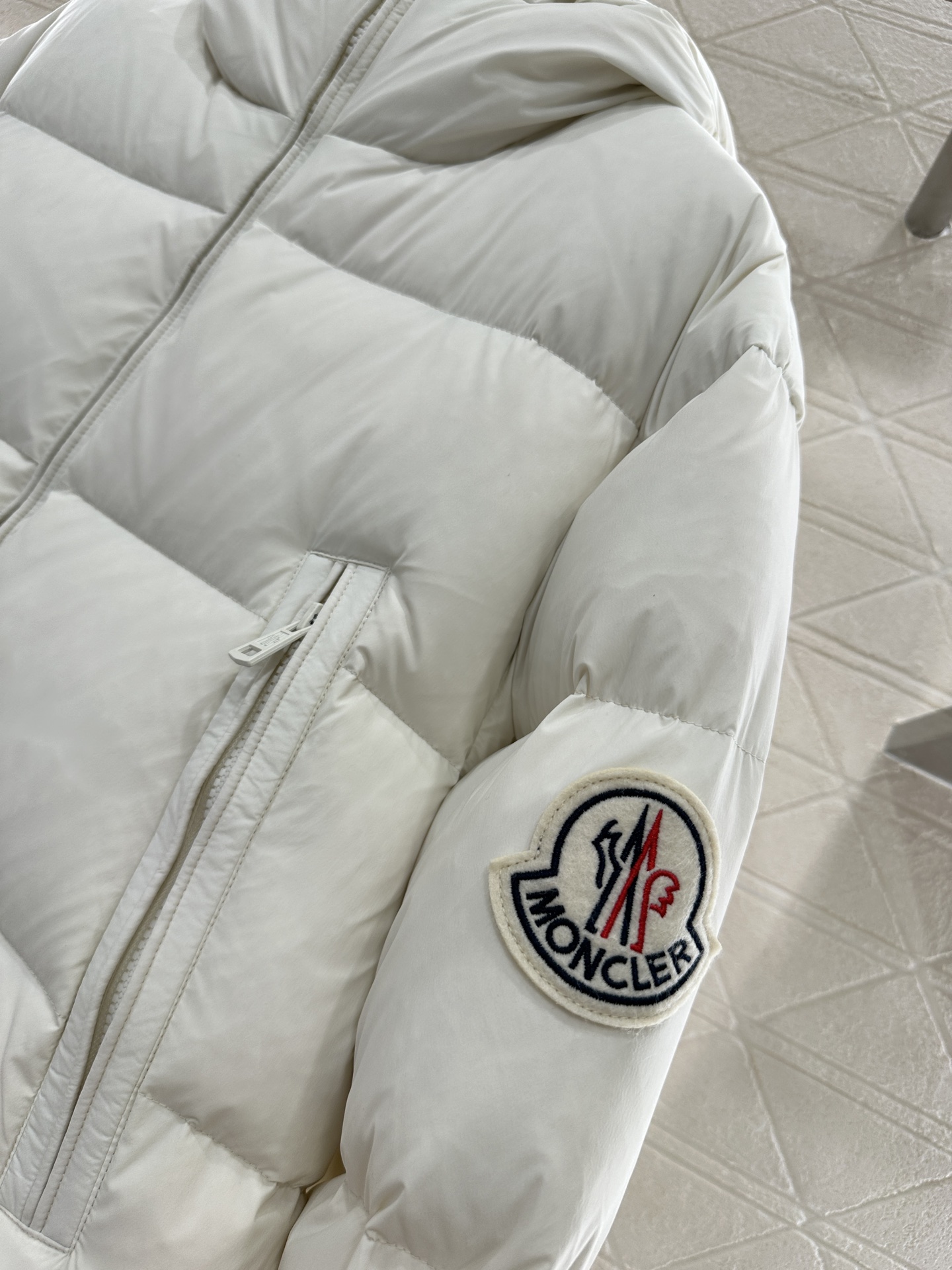 ♥Moncle*♥2025新品上架 连帽长款羽绒服定制YB防风防水尼龙材质，白鹅绒填充内里，整件轻盈保暖