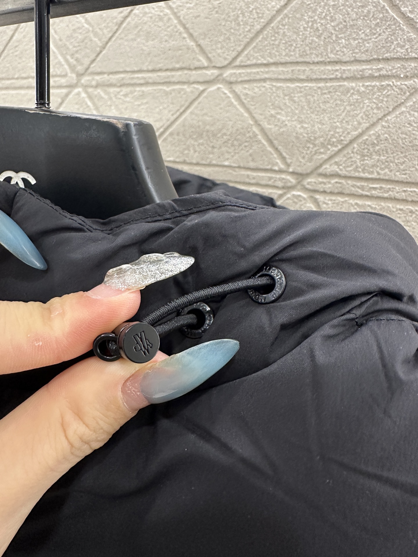 ♥Moncle*♥2025新品上架 连帽长款羽绒服定制YB防风防水尼龙材质，白鹅绒填充内里，整件轻盈保暖