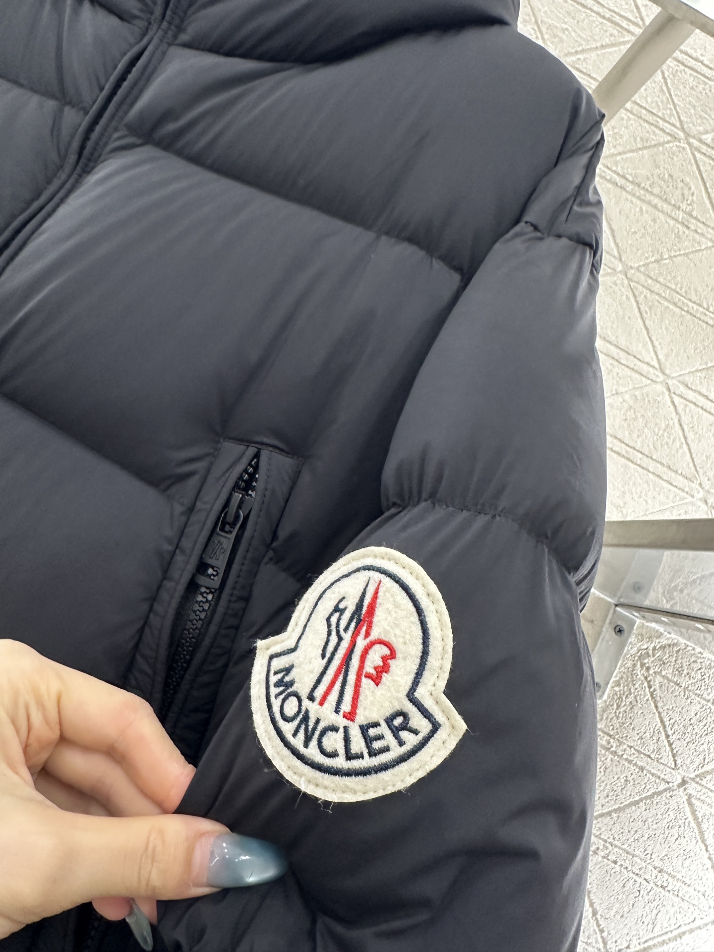 ♥Moncle*♥2025新品上架 连帽长款羽绒服定制YB防风防水尼龙材质，白鹅绒填充内里，整件轻盈保暖