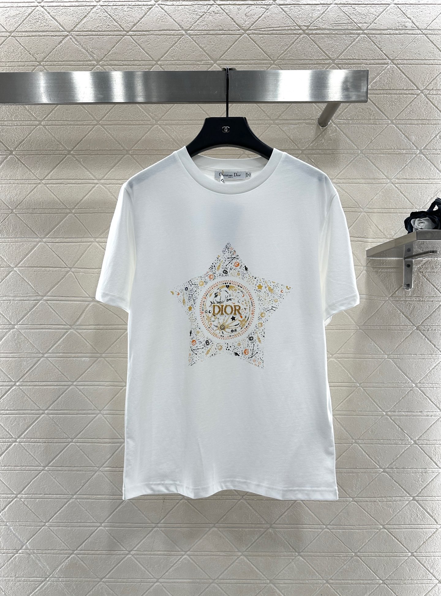 ♥Dio*♥2025新品上架 圆领钉珠印花𝑇𝑒𝑒定制YB原生全棉材质，质感高级，柔软舒适，常规短袖T恤裁
