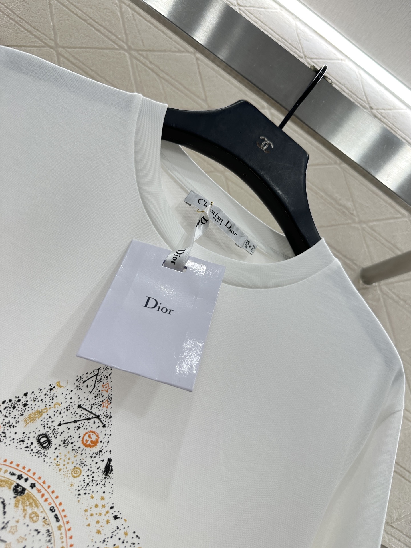 ♥Dio*♥2025新品上架 圆领钉珠印花𝑇𝑒𝑒定制YB原生全棉材质，质感高级，柔软舒适，常规短袖T恤裁