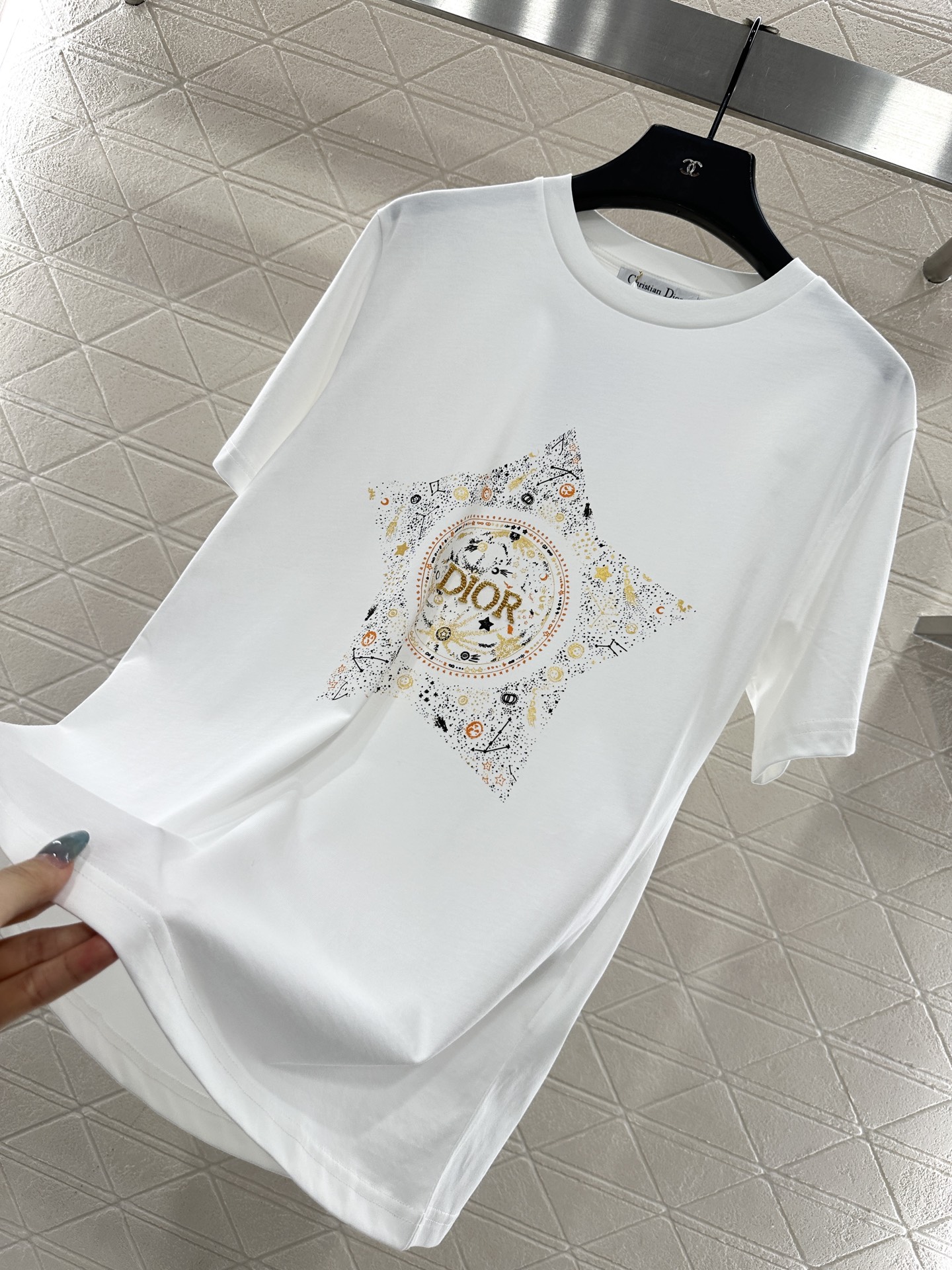 ♥Dio*♥2025新品上架 圆领钉珠印花𝑇𝑒𝑒定制YB原生全棉材质，质感高级，柔软舒适，常规短袖T恤裁