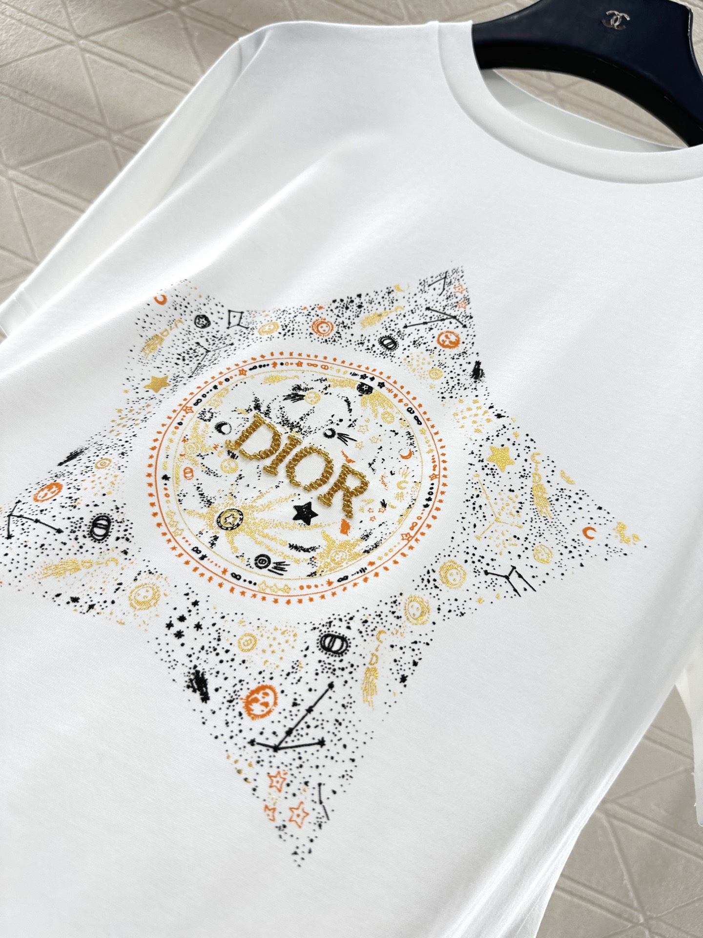 ♥Dio*♥2025新品上架 圆领钉珠印花𝑇𝑒𝑒定制YB原生全棉材质，质感高级，柔软舒适，常规短袖T恤裁