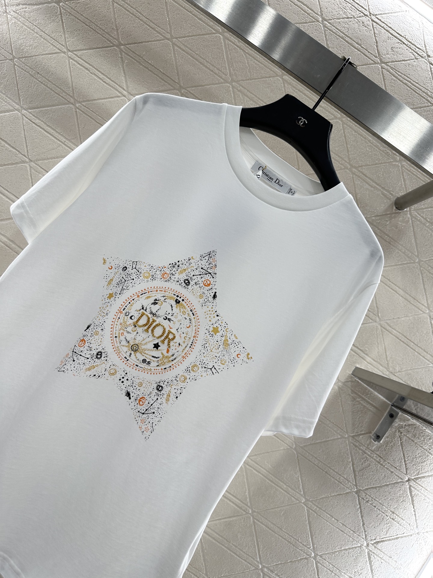 ♥Dio*♥2025新品上架 圆领钉珠印花𝑇𝑒𝑒定制YB原生全棉材质，质感高级，柔软舒适，常规短袖T恤裁