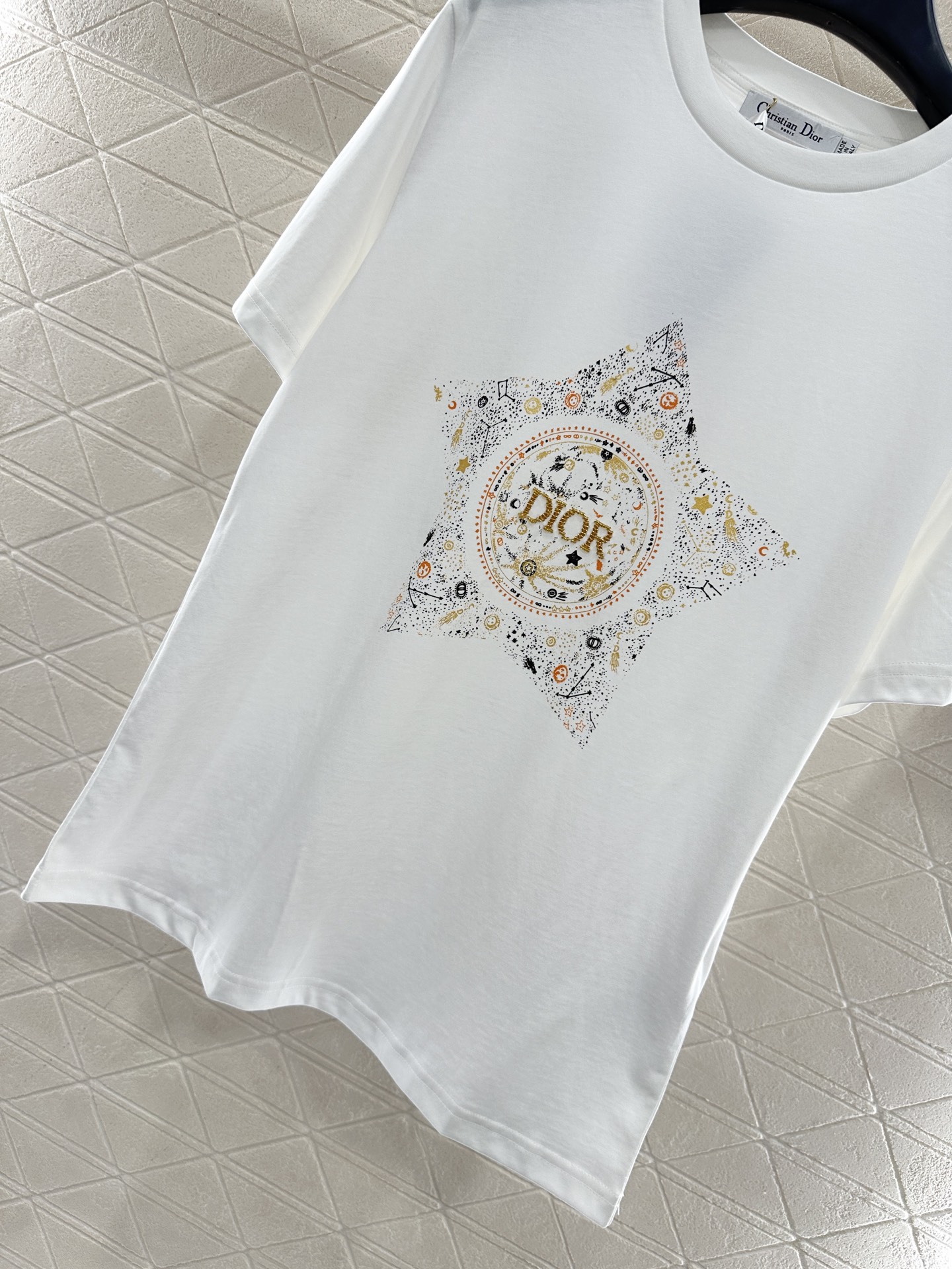 ♥Dio*♥2025新品上架 圆领钉珠印花𝑇𝑒𝑒定制YB原生全棉材质，质感高级，柔软舒适，常规短袖T恤裁