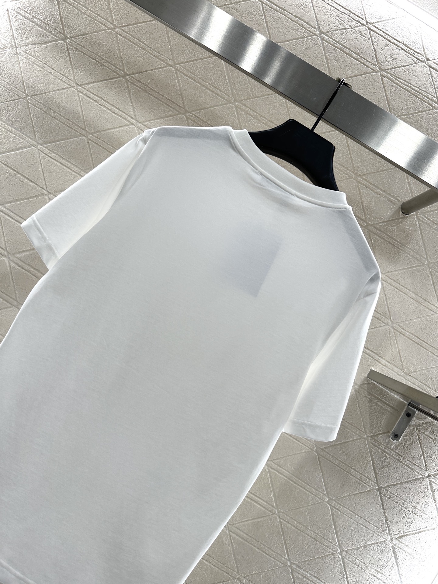 ♥Dio*♥2025新品上架 圆领钉珠印花𝑇𝑒𝑒定制YB原生全棉材质，质感高级，柔软舒适，常规短袖T恤裁